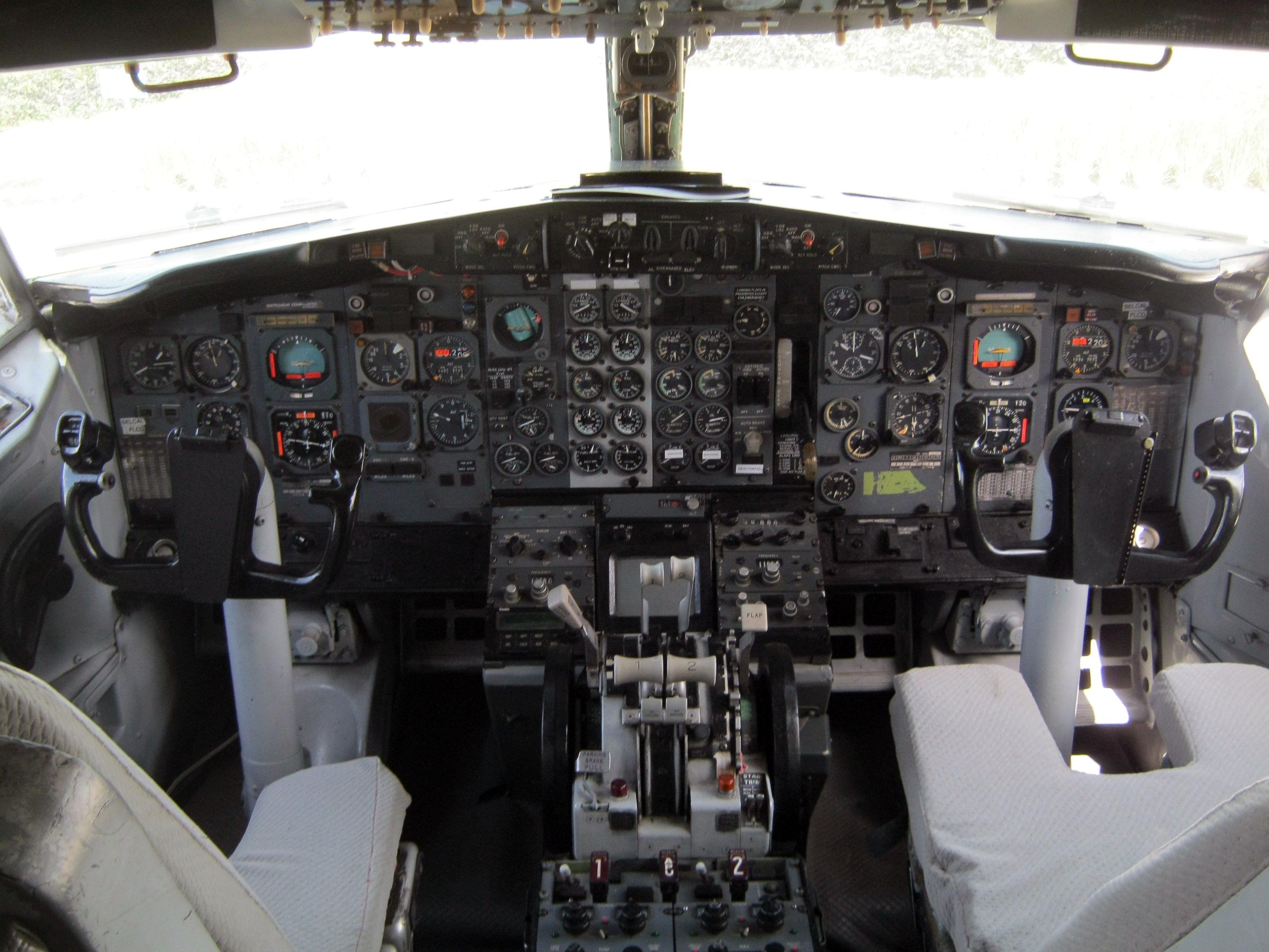 3648x2736 Free of airplane, cockpit, managua