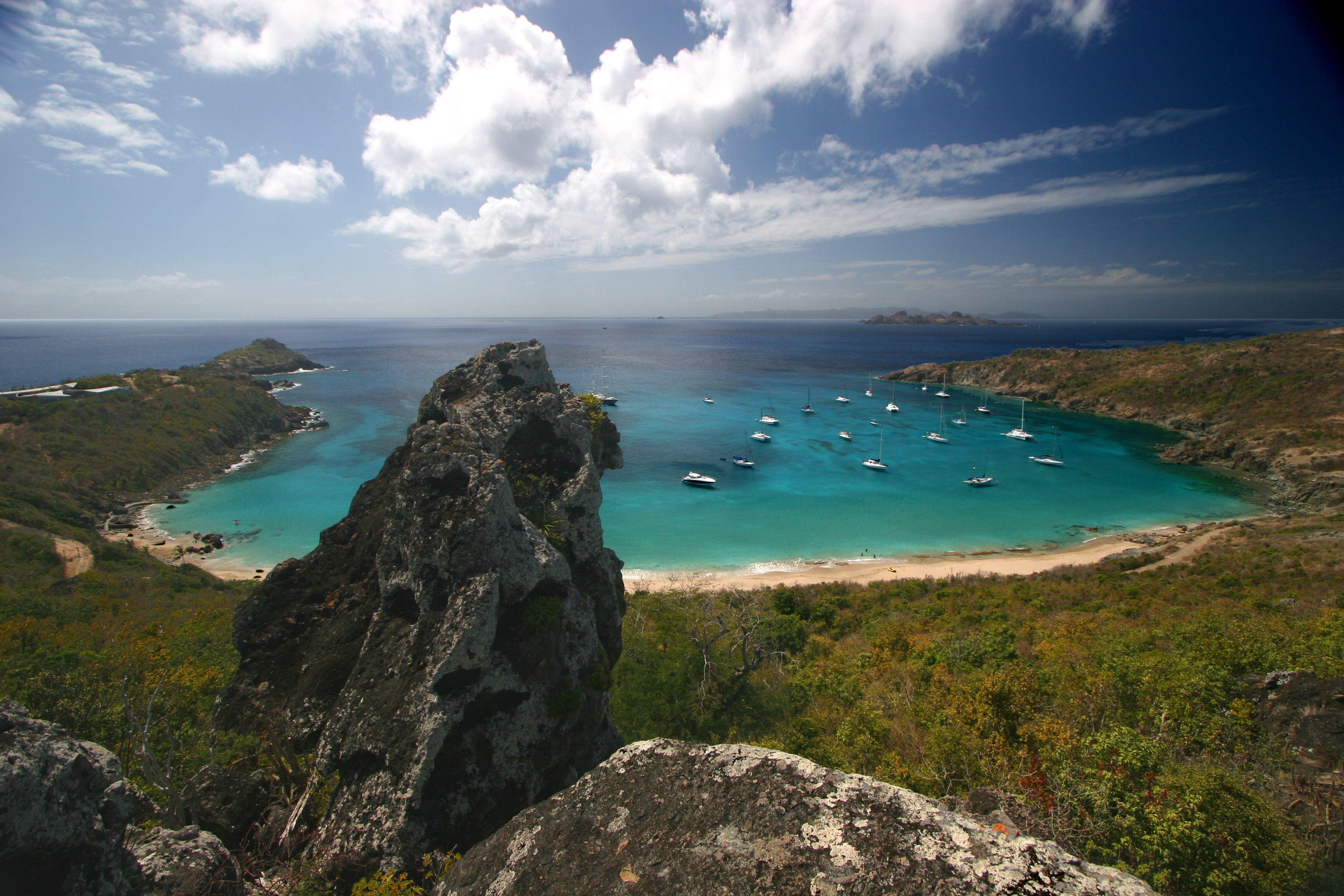 Мирн. Сен-Бартелеми. Saint-Barthelemy природа. Grand Colombier Beach Saint Barthelemy. Coastline of Saint Barthélemy in the Caribbean Beach.