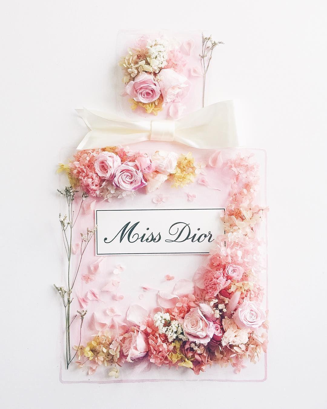 Hình nền Christian Dior mang lại sự sang trọng và đẳng cấp cho màn hình thiết bị của bạn. Với thiết kế đơn giản, nhưng không kém phần tinh tế, hình nền sẽ giúp bạn thể hiện phong cách thời trang đầy sáng tạo và cá tính của mình. Hãy cùng khám phá và trải nghiệm ngay hình nền Christian Dior với chất lượng hoàn hảo nhất!