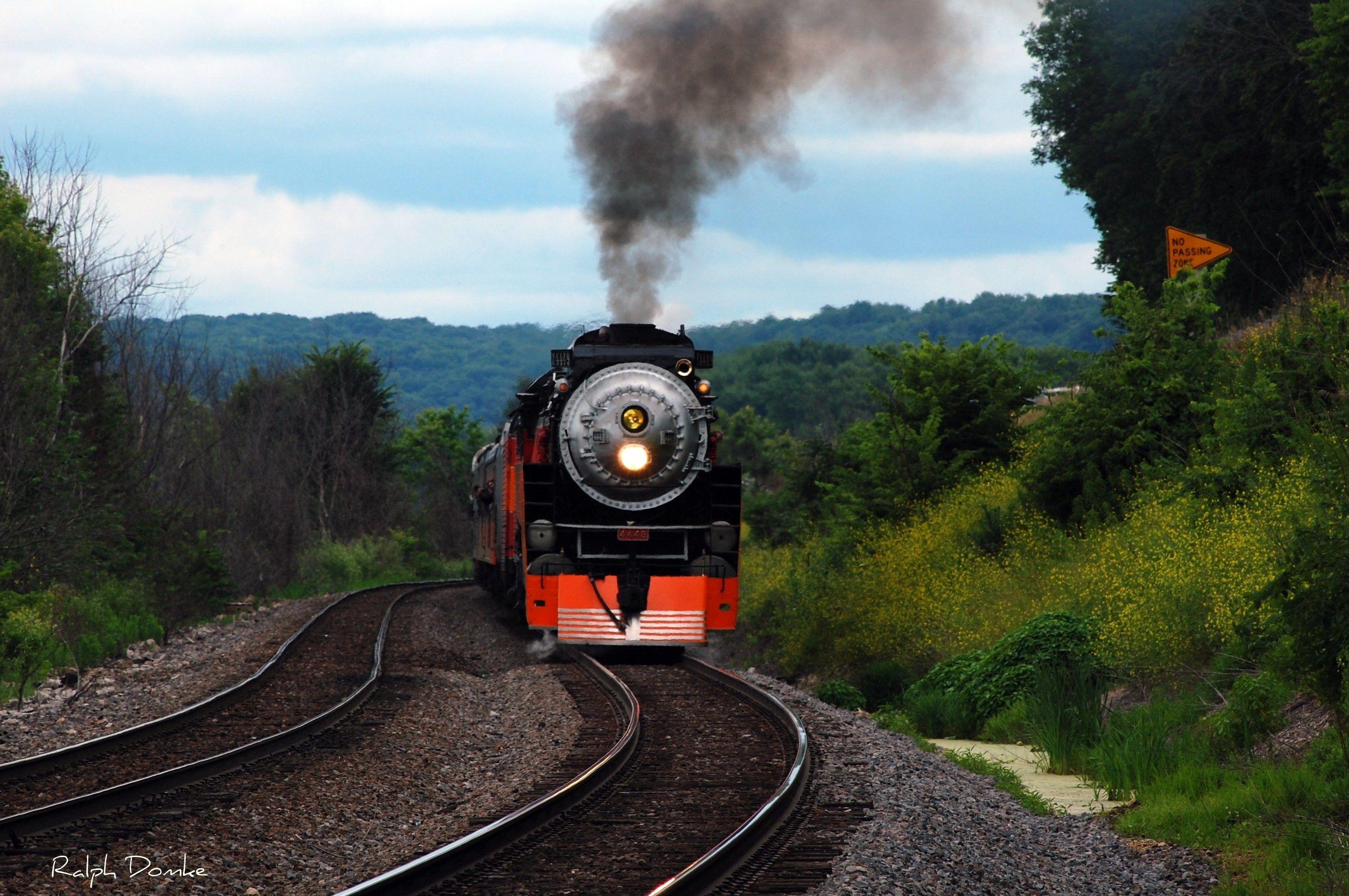 3008x2000 Train Desktop Wallpaper