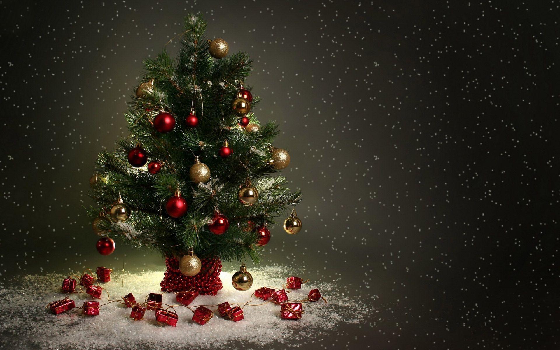 Christmas Tree Widescreen Desktop Wallpaper