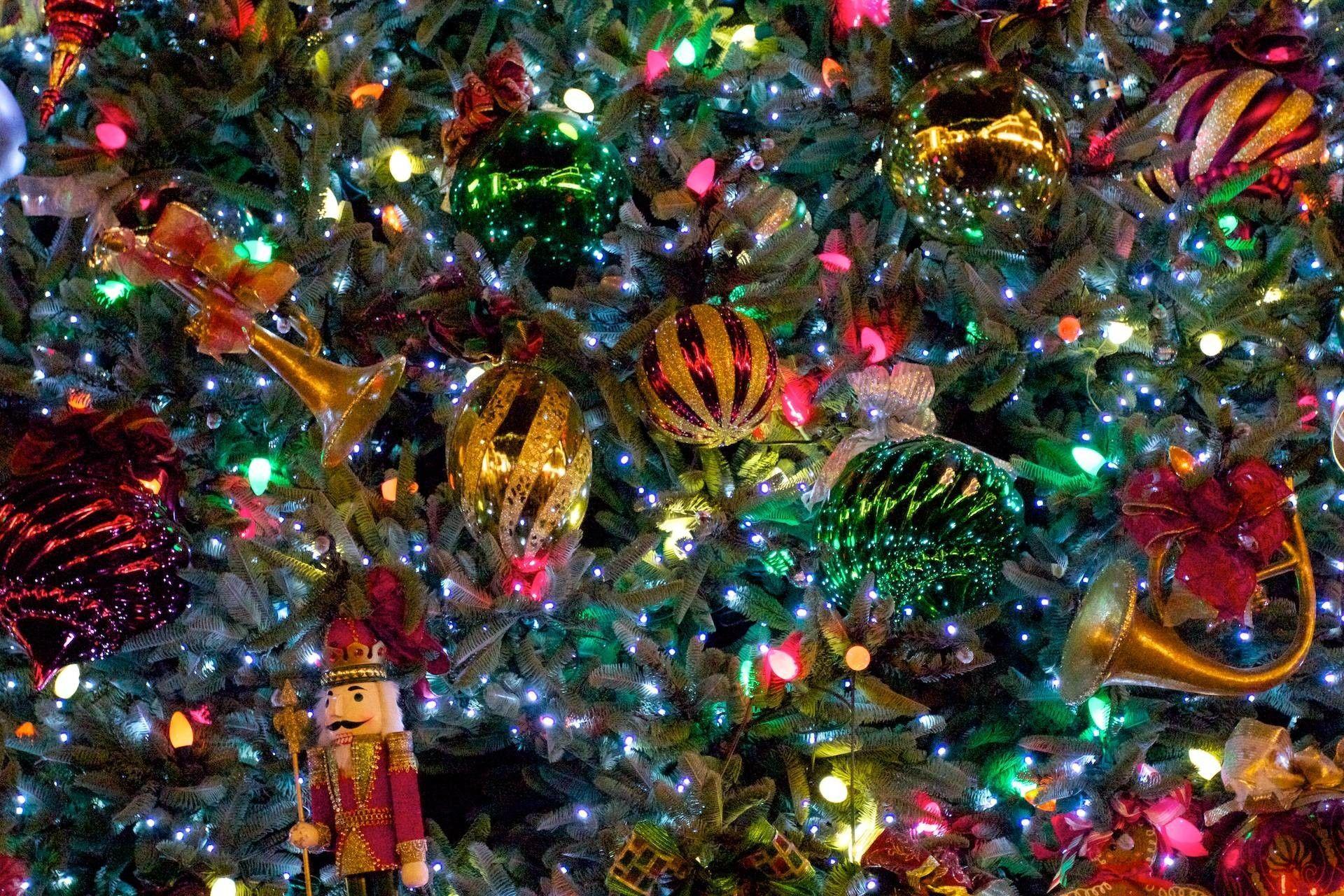 1920x1280 Christmas Tree Desktop Wallpaper