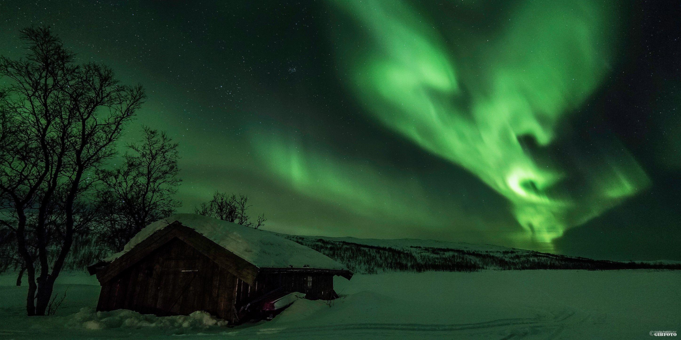 2896x1448 What causes the aurora borealis?