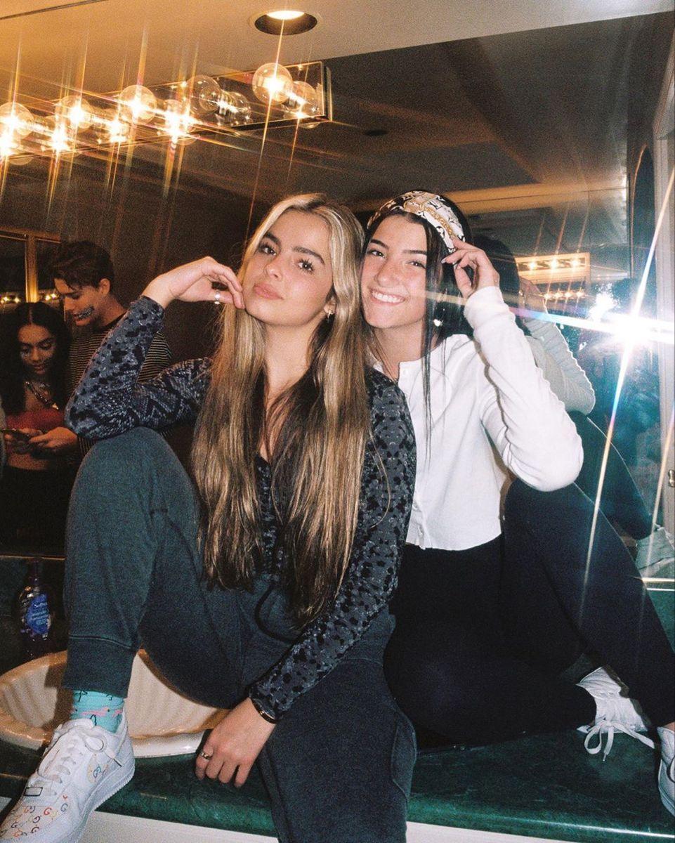 961x1200 Charlie D' Amelio. Famous girls, Friend photo, Cute disney wallpaper