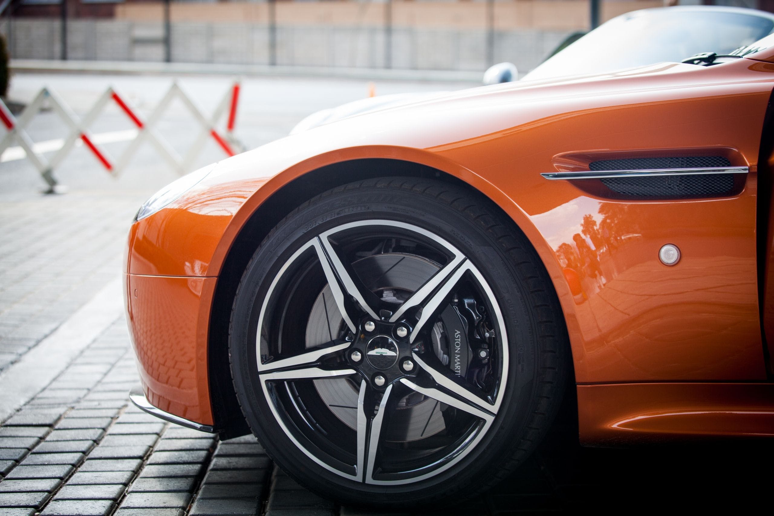 2560x1707 HD Aston Martin Wallpaper