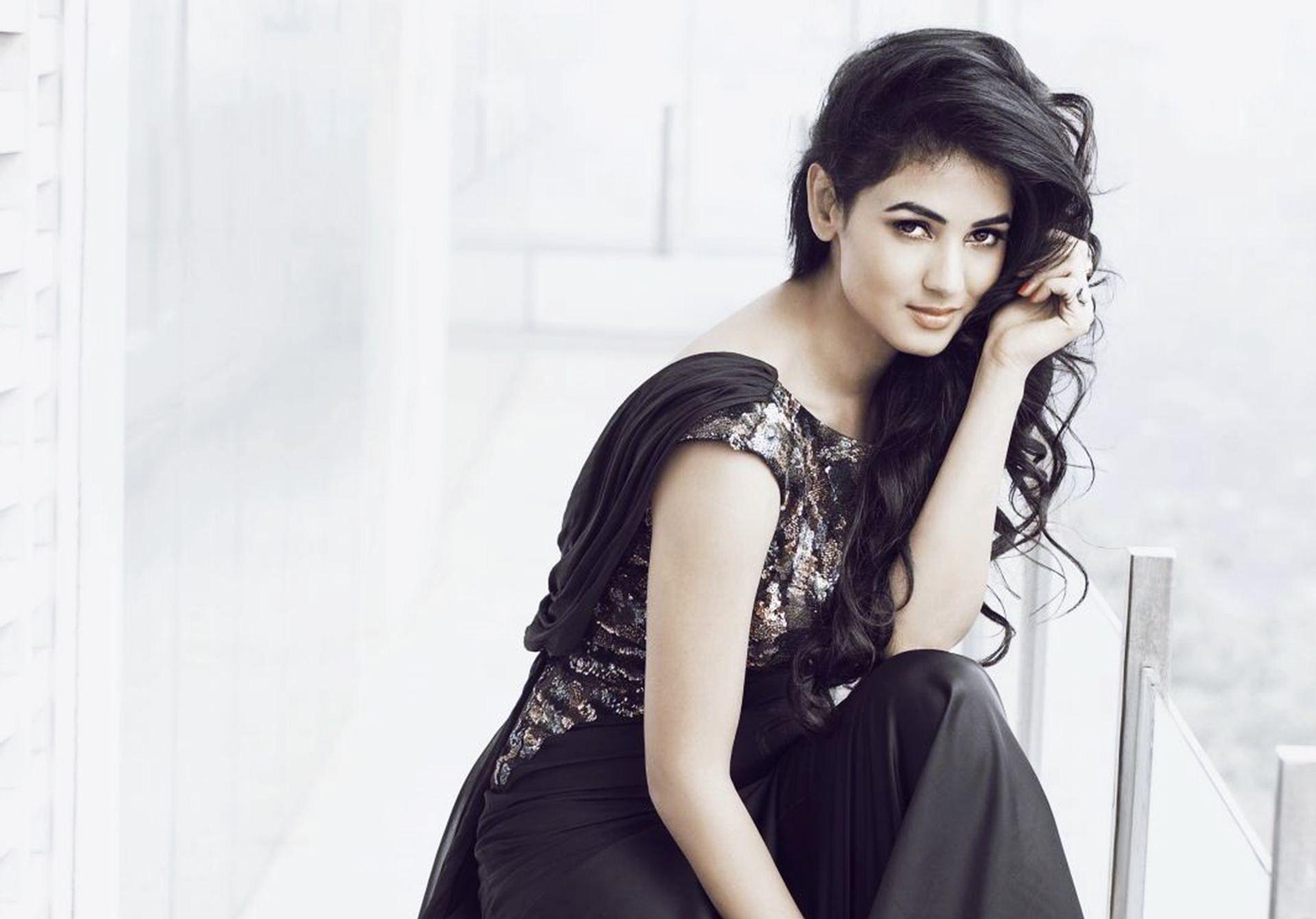 Sonal Chauhan Wallpapers - Top Free Sonal Chauhan Backgrounds -  WallpaperAccess