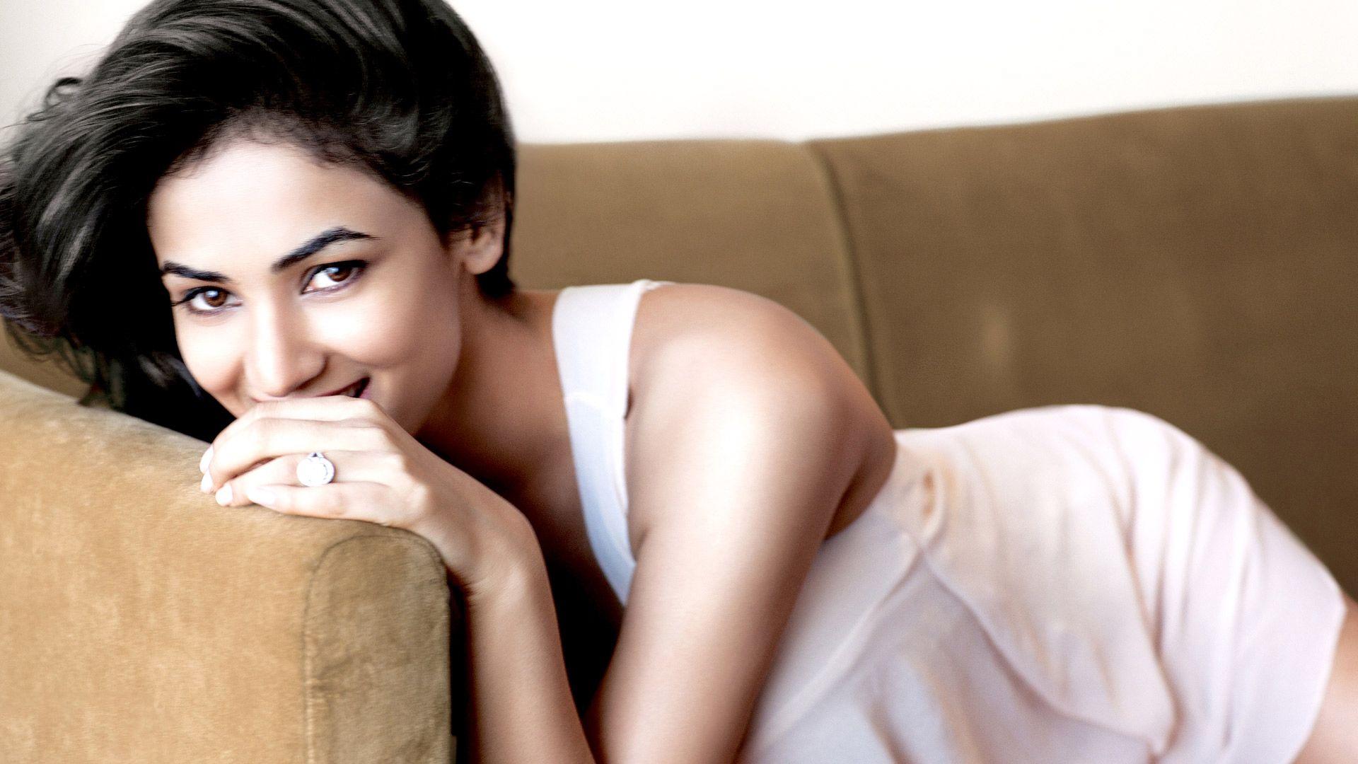 1920x1080 Sonal Chauhan Sweet HD Pics 1024x600 Resolution Wallpaper