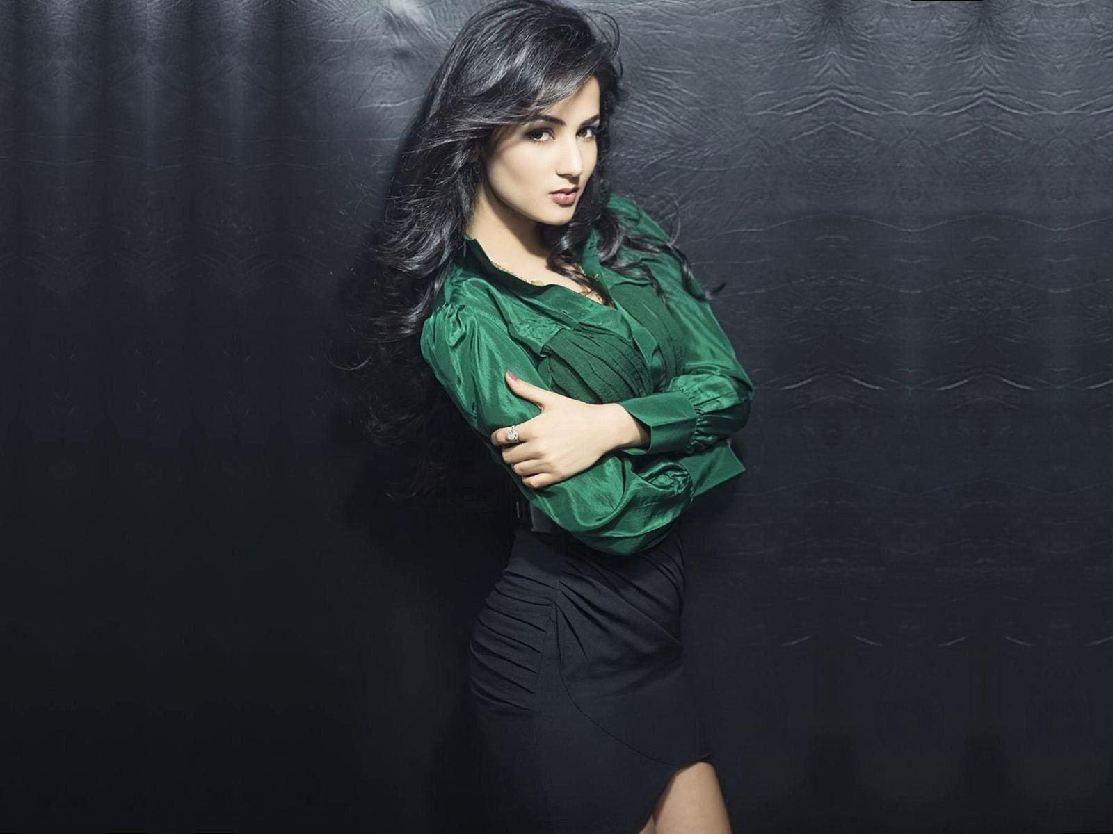 1600x1200 Download 1600x1200 wallpaper hot, green shirt, model, sonal