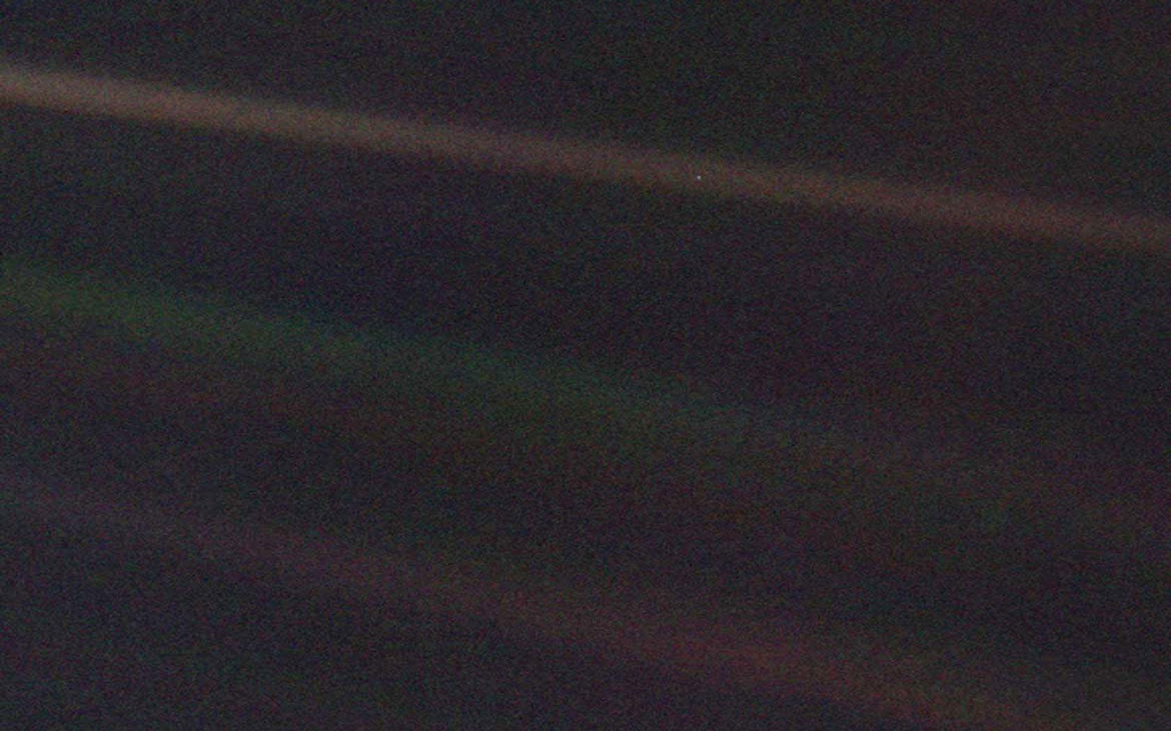 Pale dot. Снимок бледно голубая точка. Голубая точка вояджер снимок. Pale blue dot обои. Голубая точка вояджер снимок.