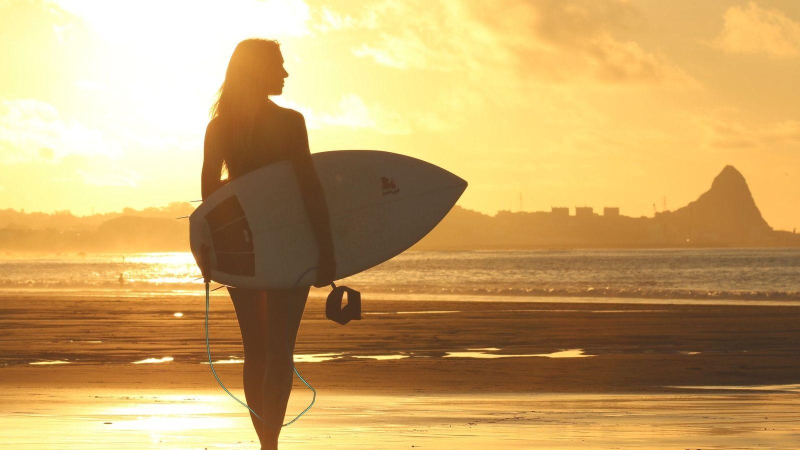 1600x900 Girl With Surfboard in Dawn Wallpaper