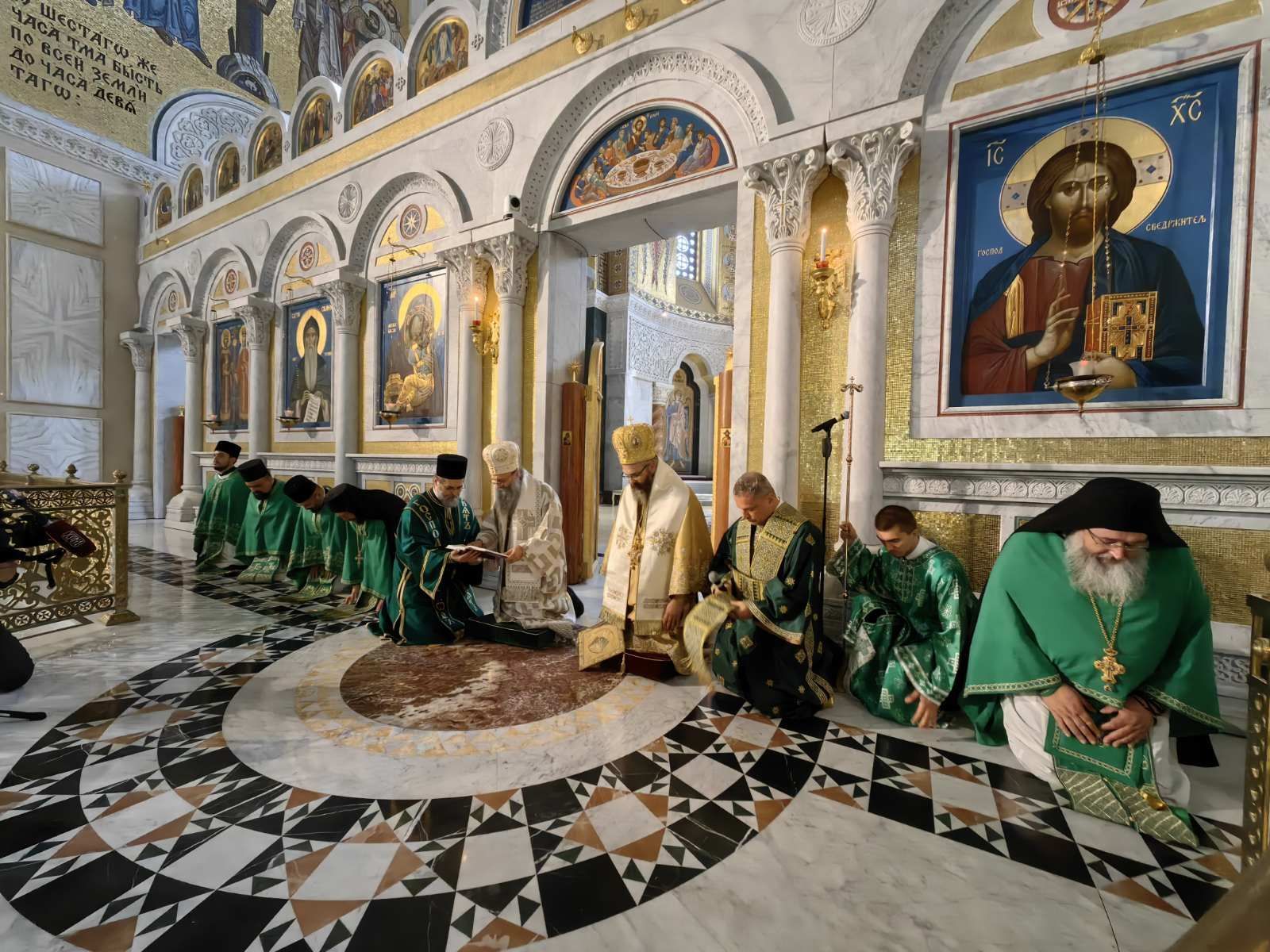 1600x1200 Pentecost celebrated at the Church of Saint Sava with Patriarch Porfirije. Orthodox Times (en)