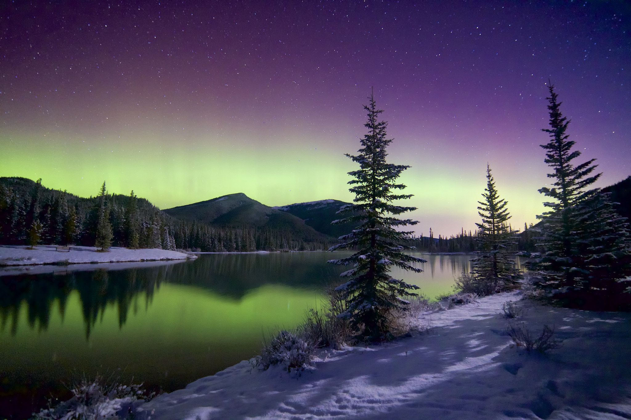 2048x1365 Aurora Borealis Over Snowy Mountain Forest Reflection