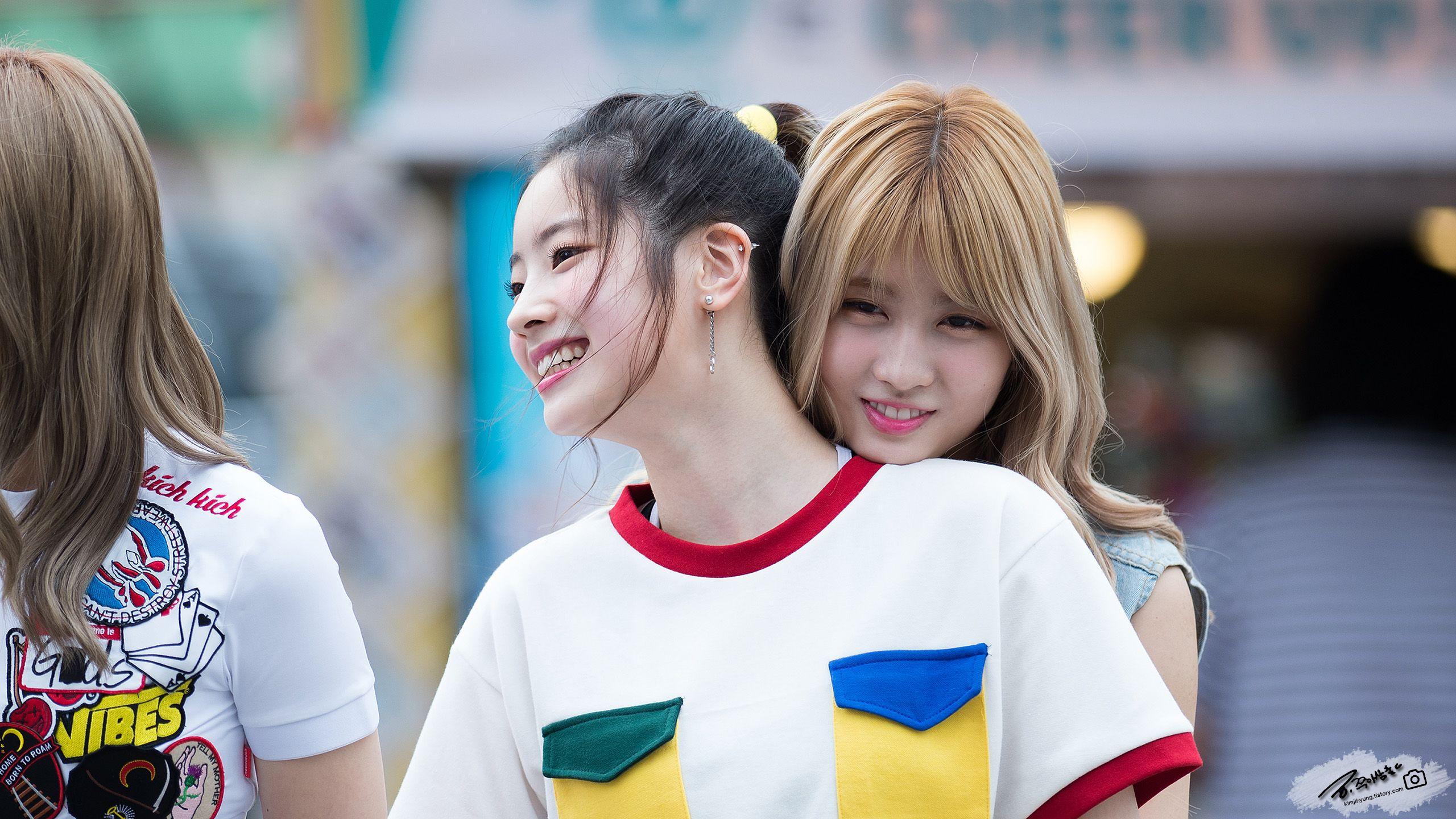 2560x1440 K Pop, Twice, Kim Dahyun, Hirai Momo, Wallpaper, Momo