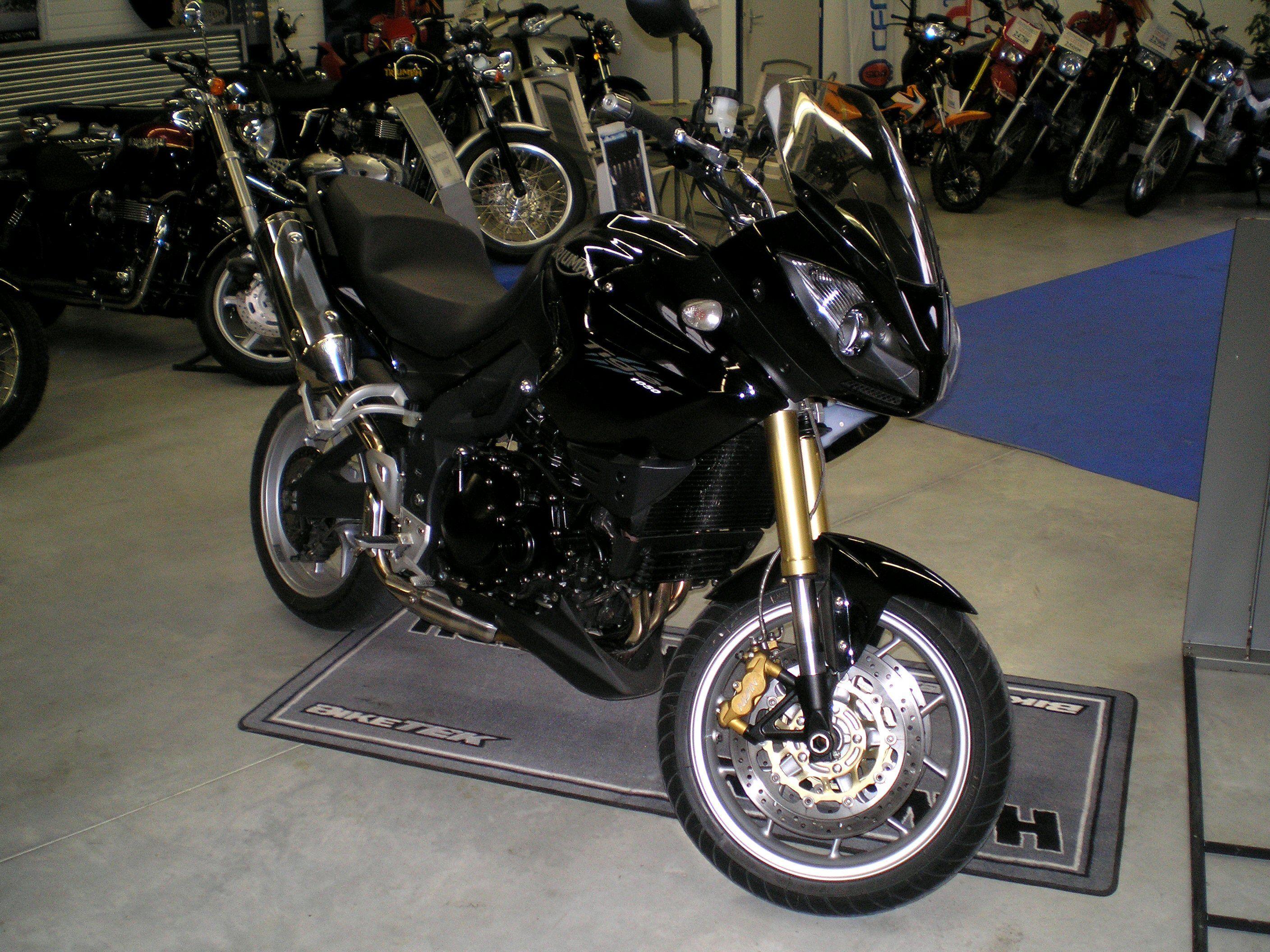2816x2112 Triumph Tiger 1050