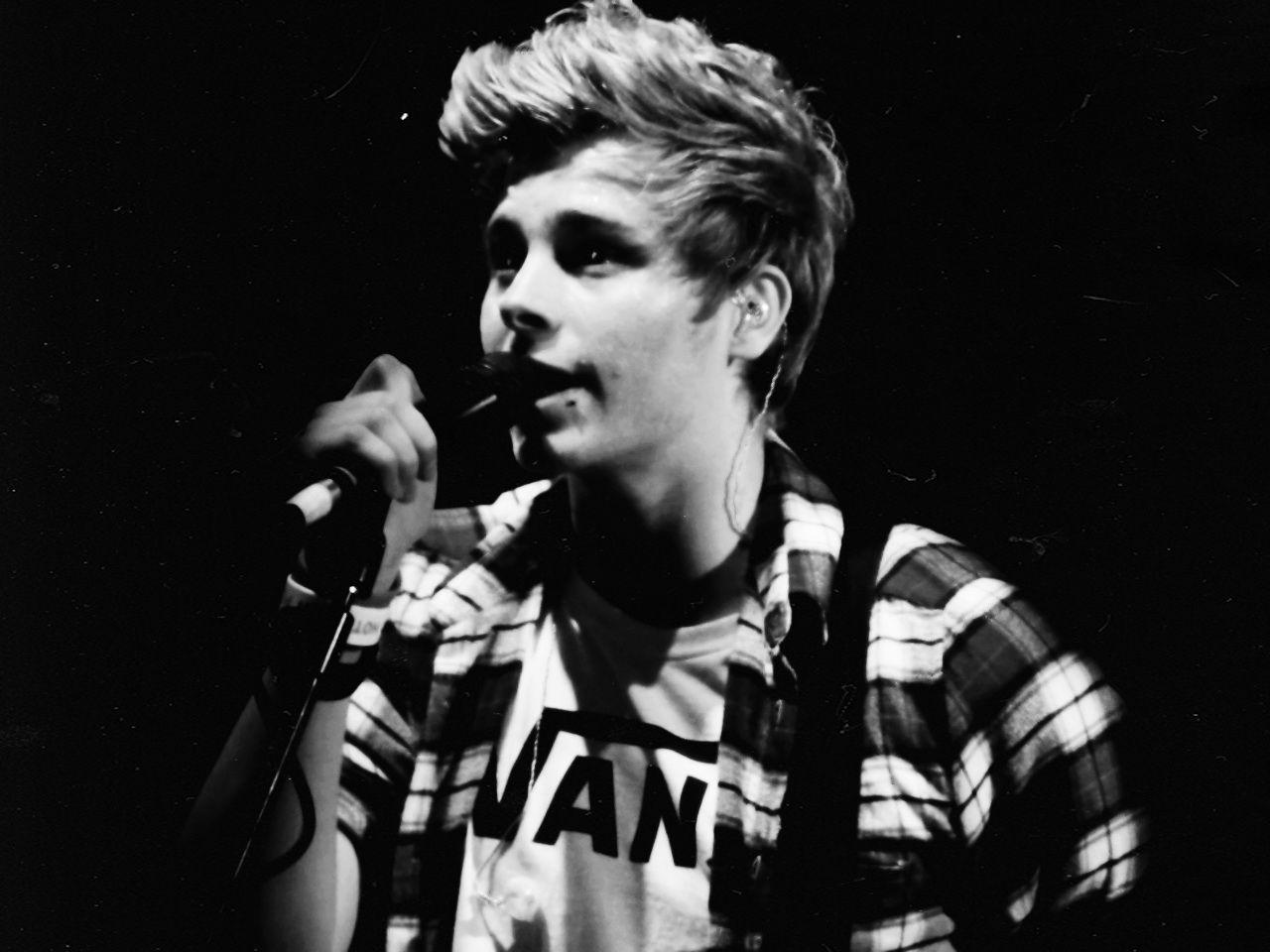 1280x960 Download 1280x960 Luke Hemmings Musician Wallpaper