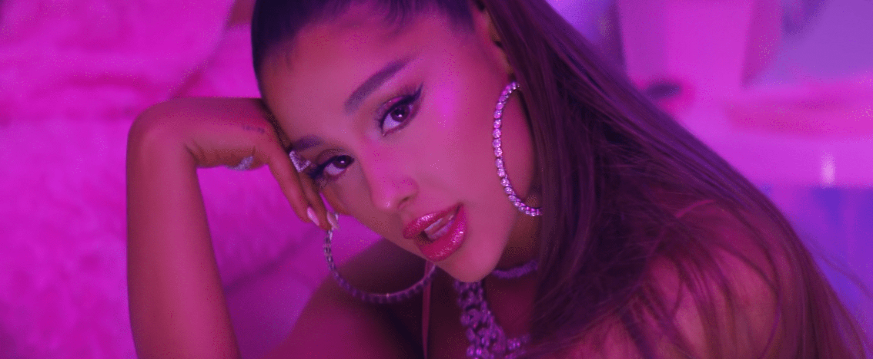 2880x1186 Ariana Grande Makeup Meme
