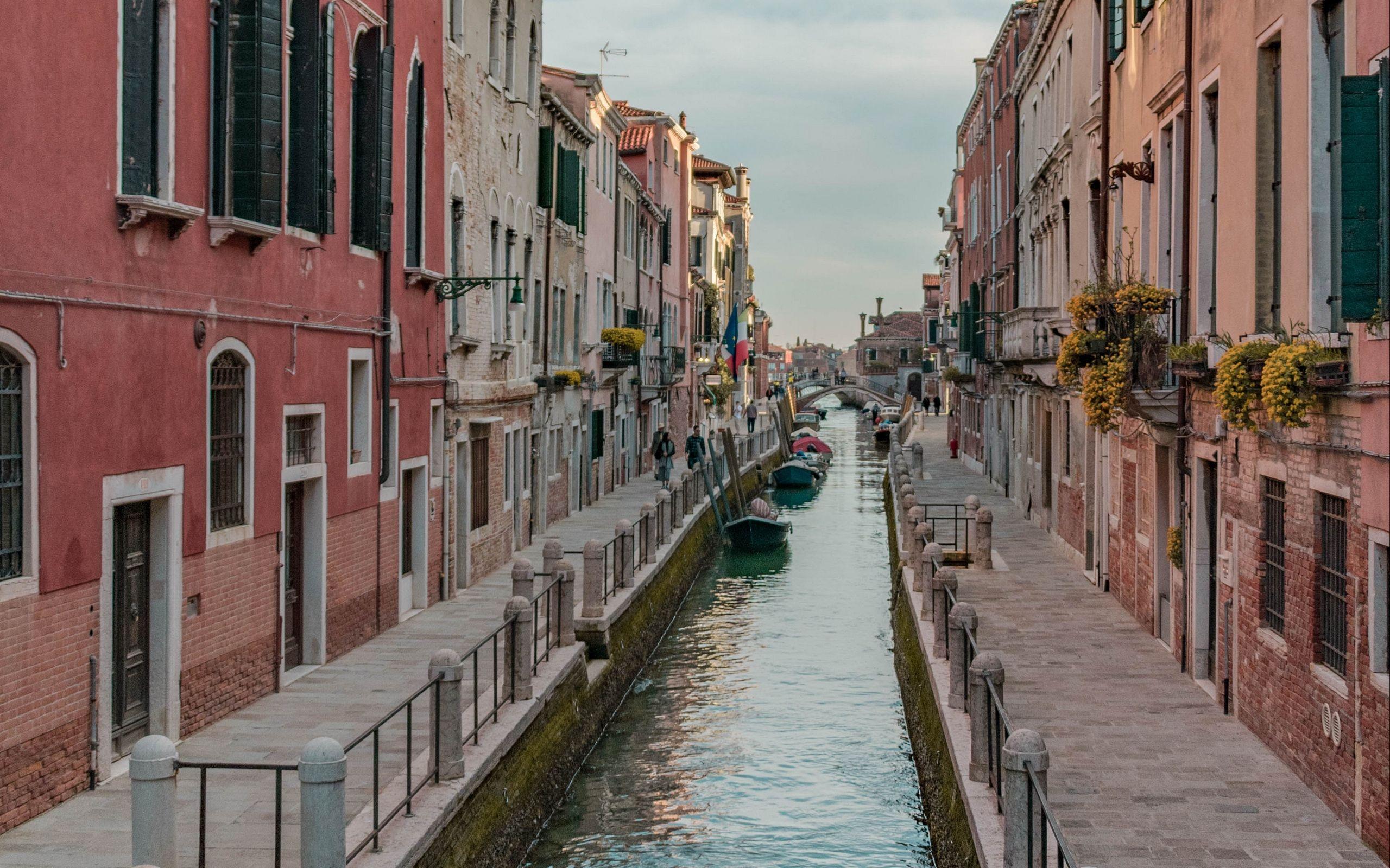 2560x1600 Download wallpaper 2560x1600 canal, building, street, venice