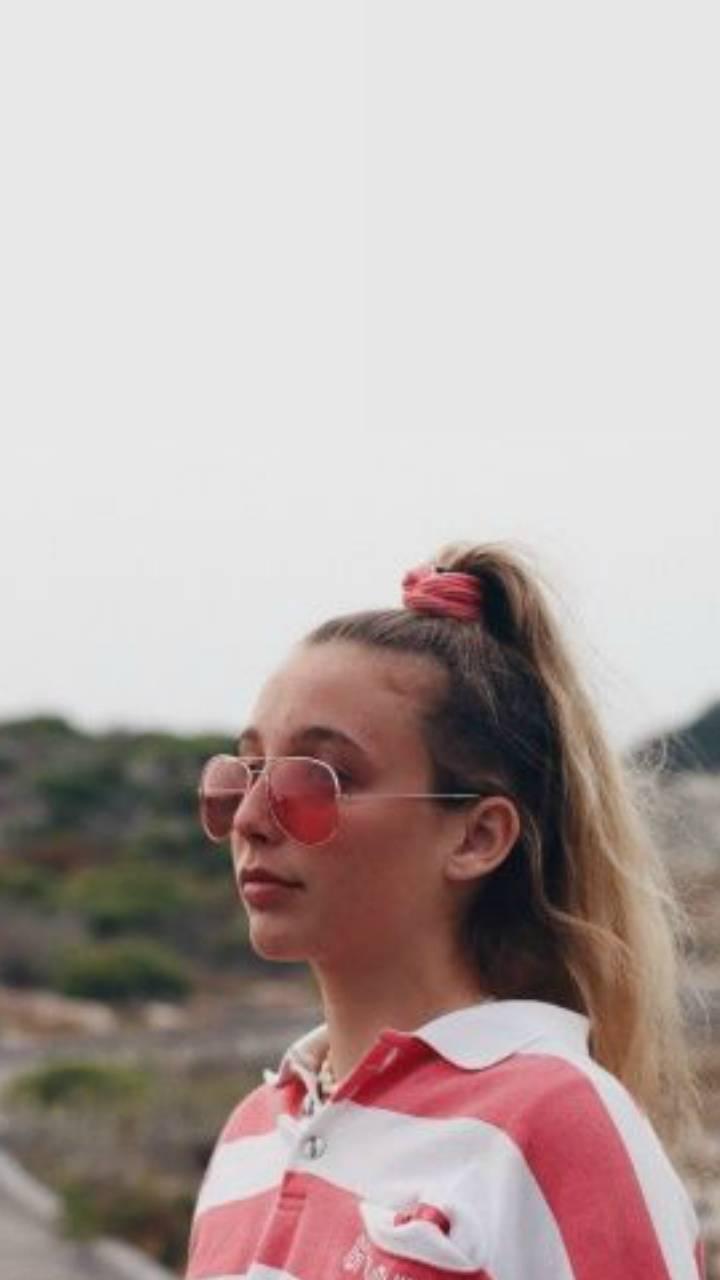 720x1280 Emma Chamberlain Wallpaper
