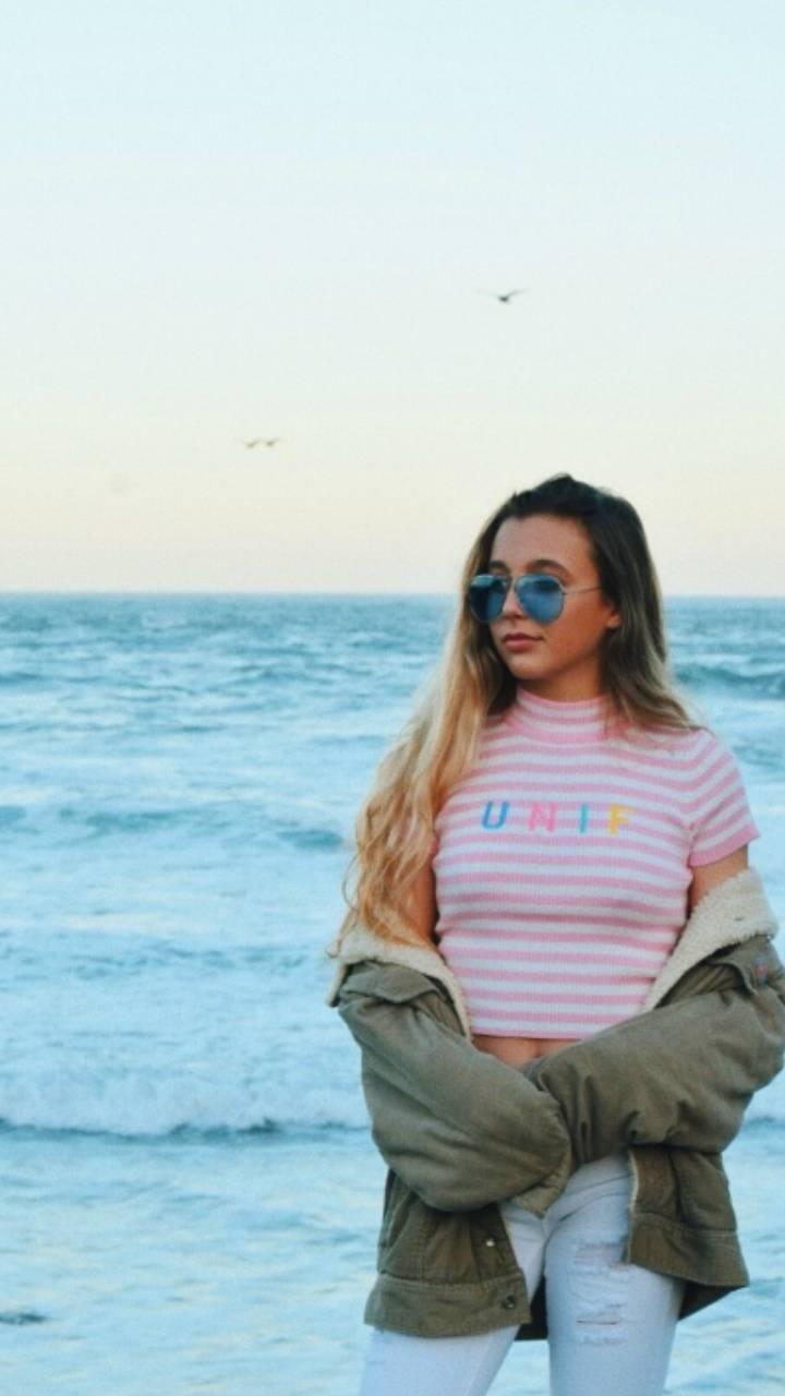 720x1280 Emma Chamberlain Wallpaper