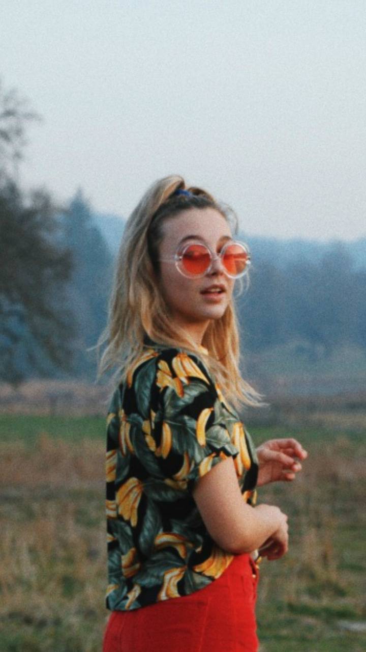 720x1280 Emma Chamberlain Wallpaper