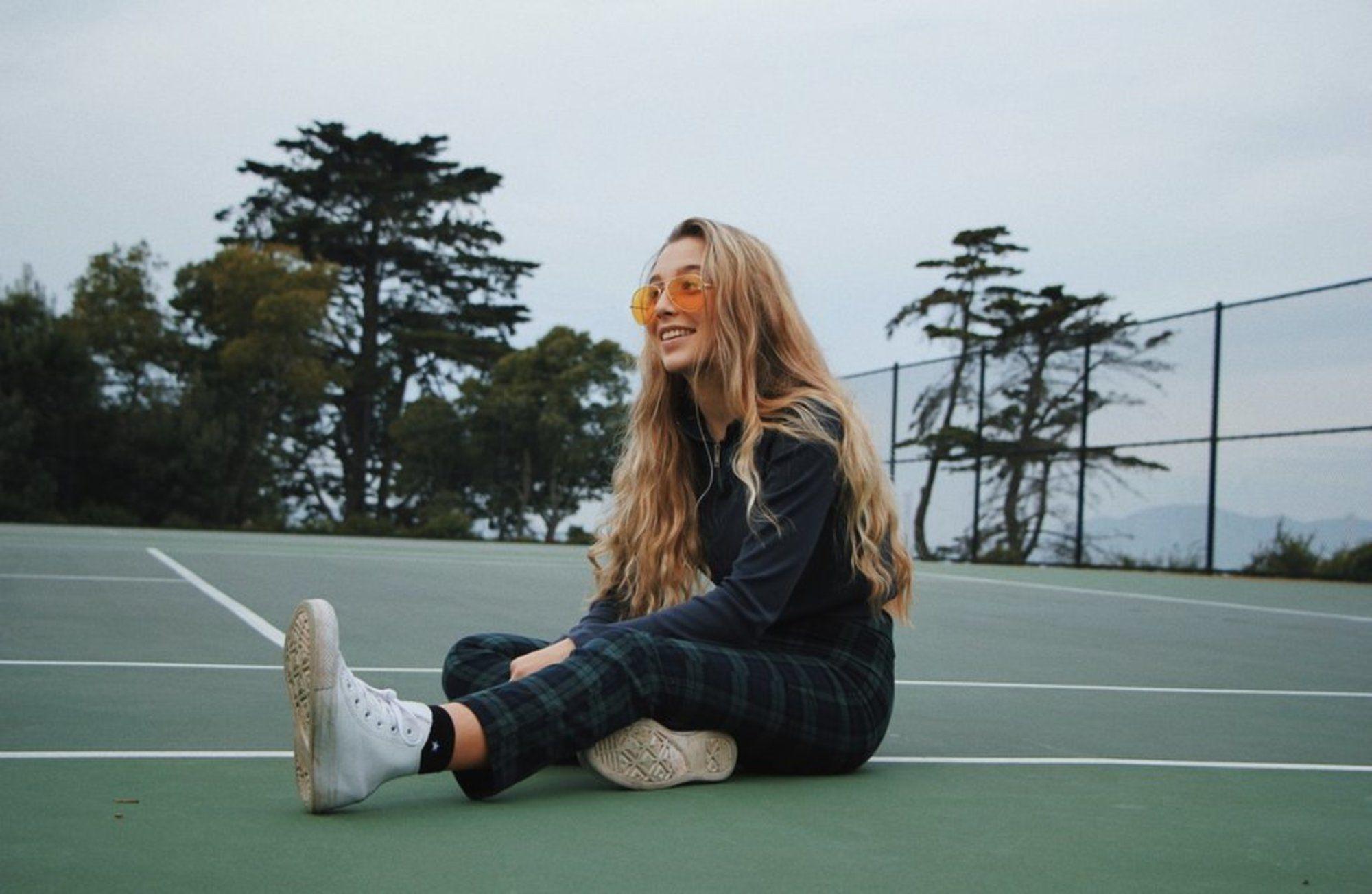 2000x1304 Emma Chamberlain Background & Emma Wallpaper