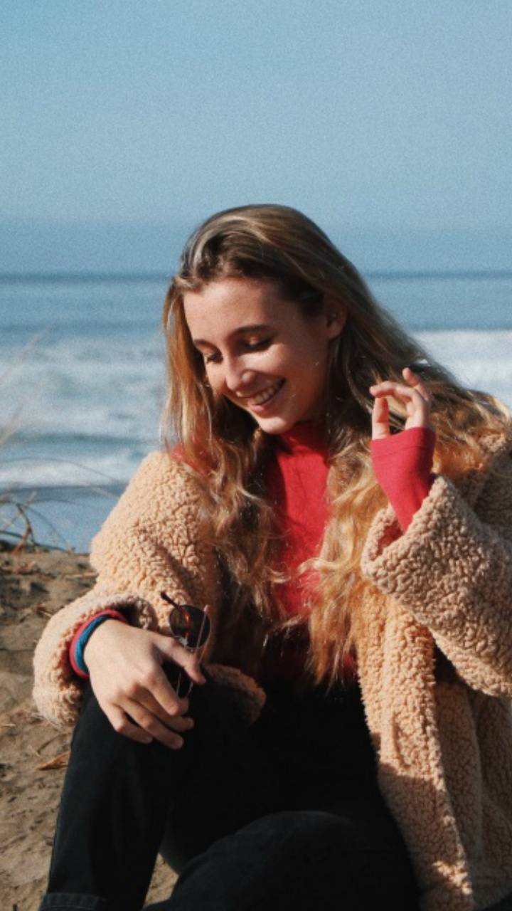 720x1280 emma chamberlain wallpaper