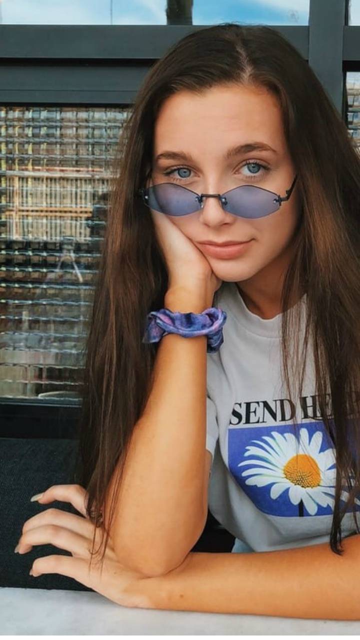 720x1280 emma chamberlain wallpaper
