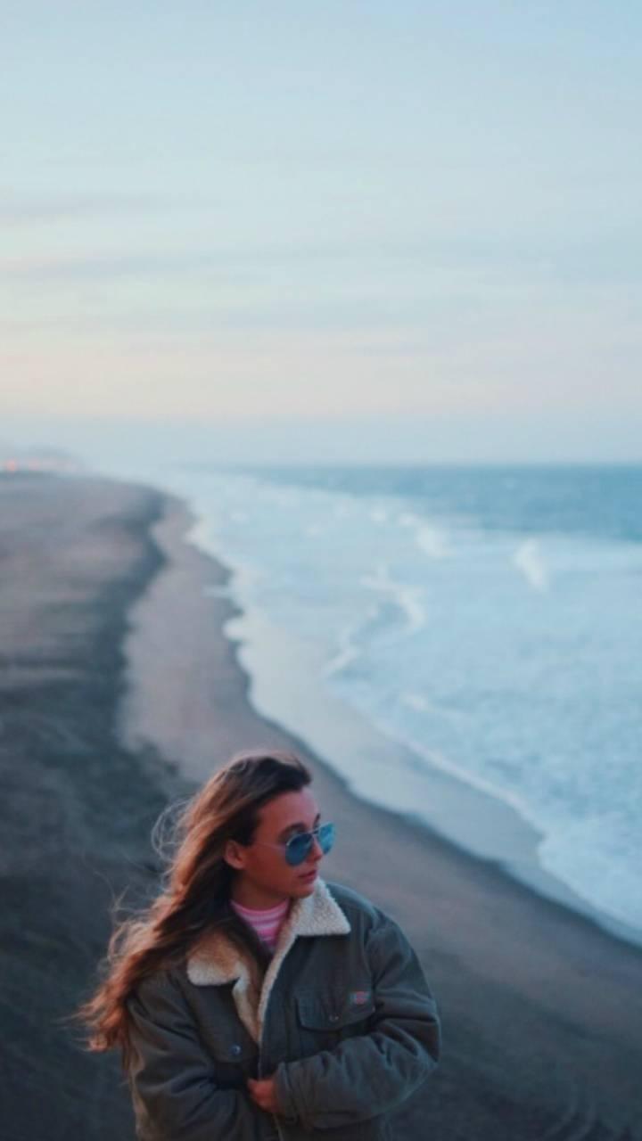720x1280 Emma Chamberlain Wallpaper
