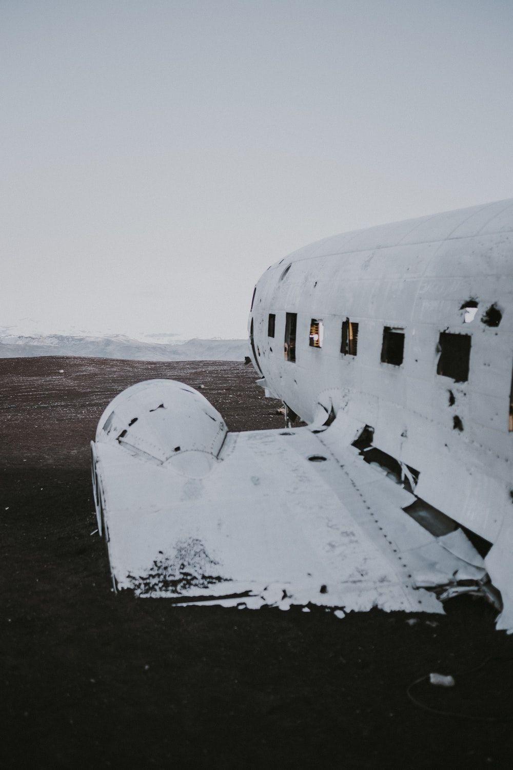 1000x1500 Crash Landing Picture. Download Free Image