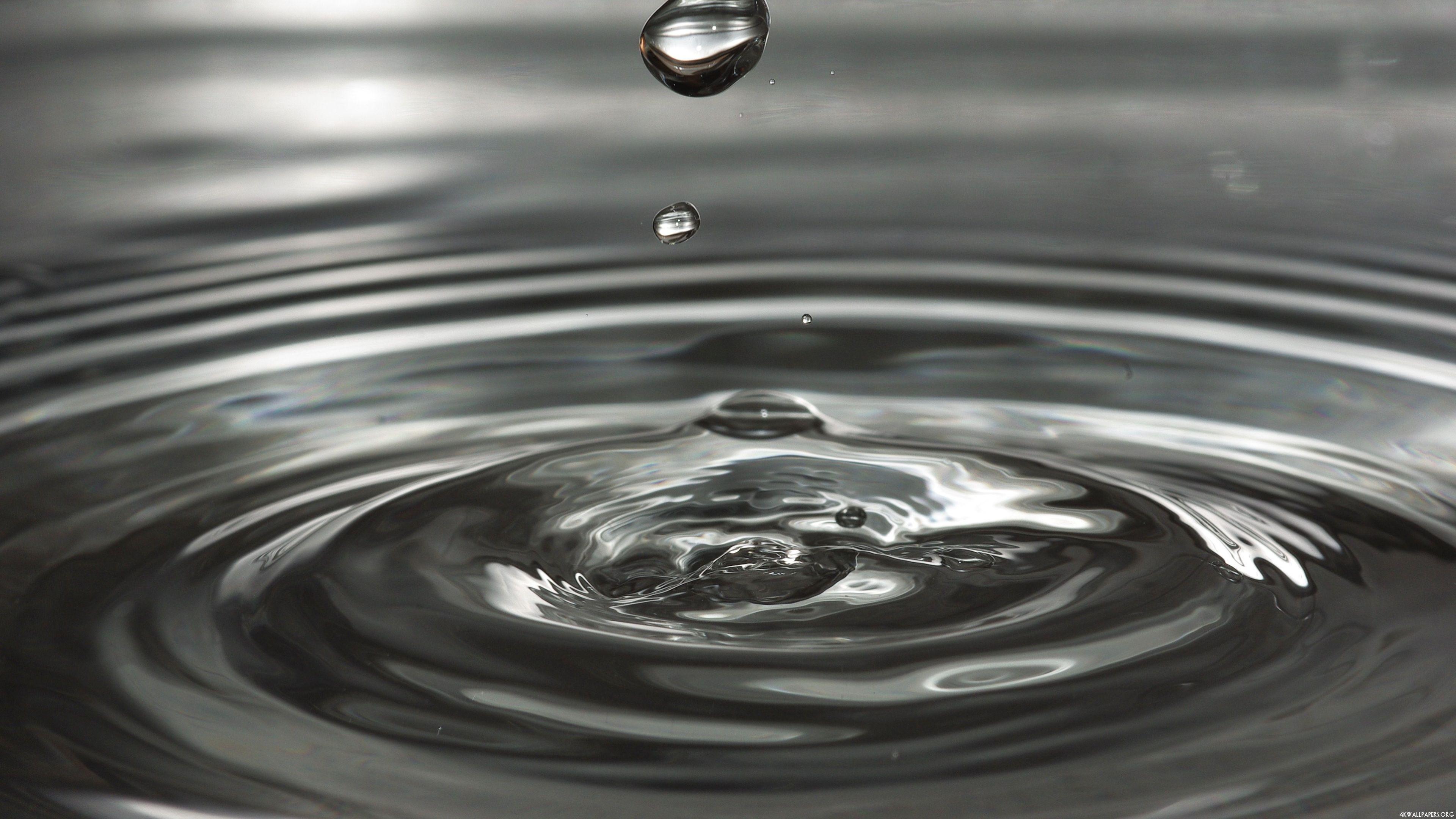 3840x2160 4K Water Drop Close Up Wallpaper
