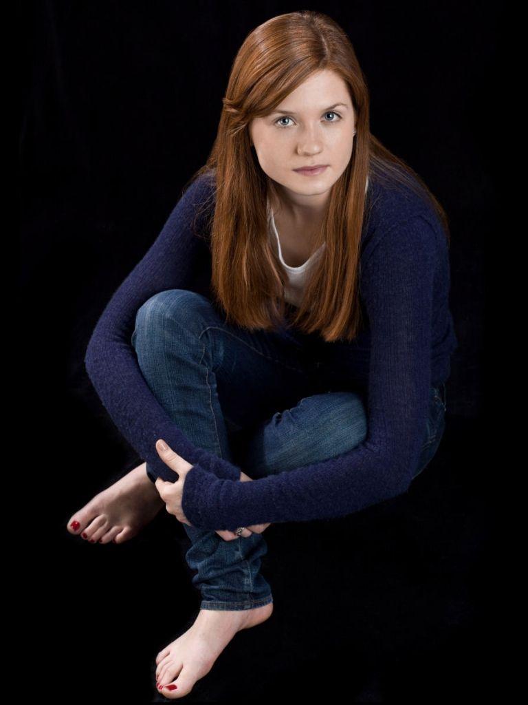 768x1024 Free download Wallpaper Bonnie Wright Ginny Weasley Barefoot