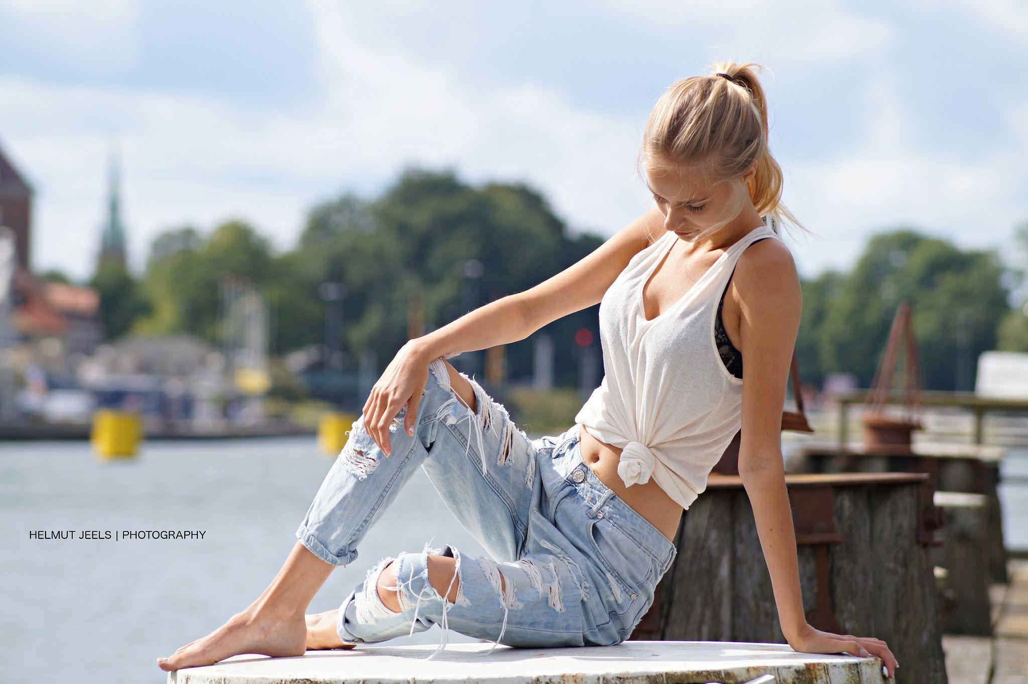 2048x1363 #Helmut Jeels, #ponytail, #women, #model, #torn jeans