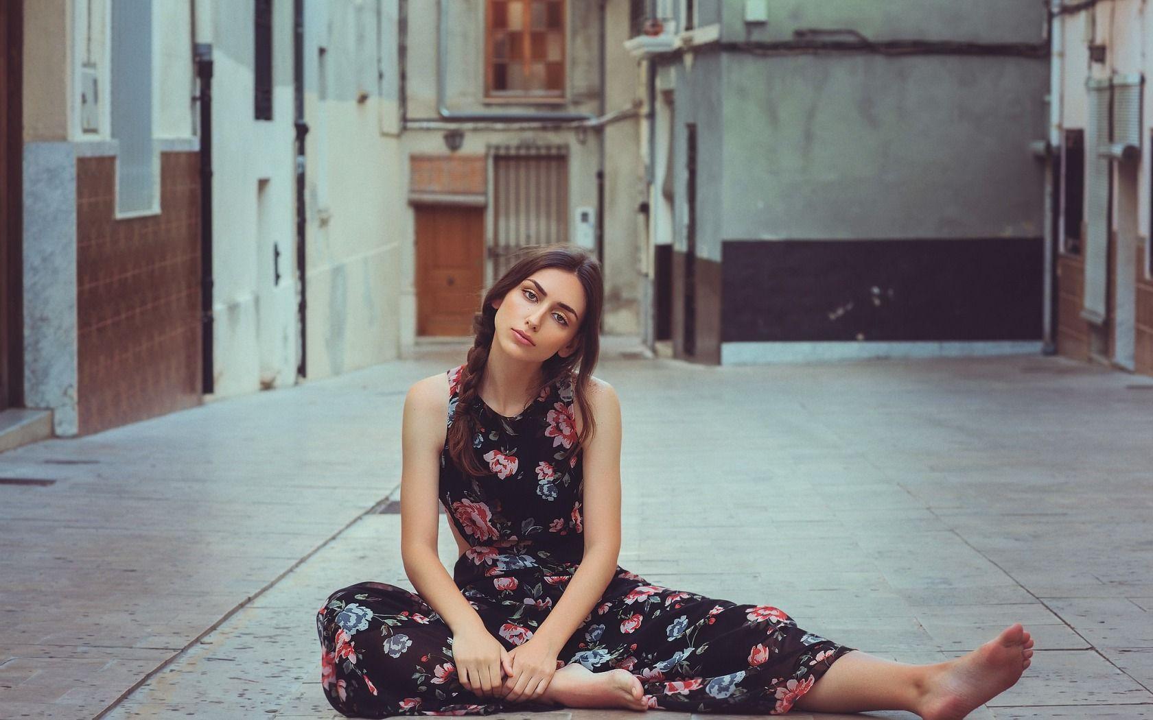 1680x1050 #sitting, #urban, #city, #women, #model, #women outdoors