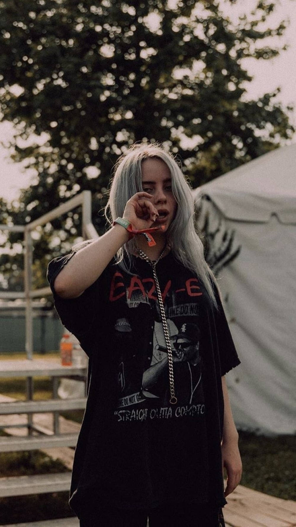 1000x1778 Download Aesthetic Billie Eilish In Black Shirt Wallpaper