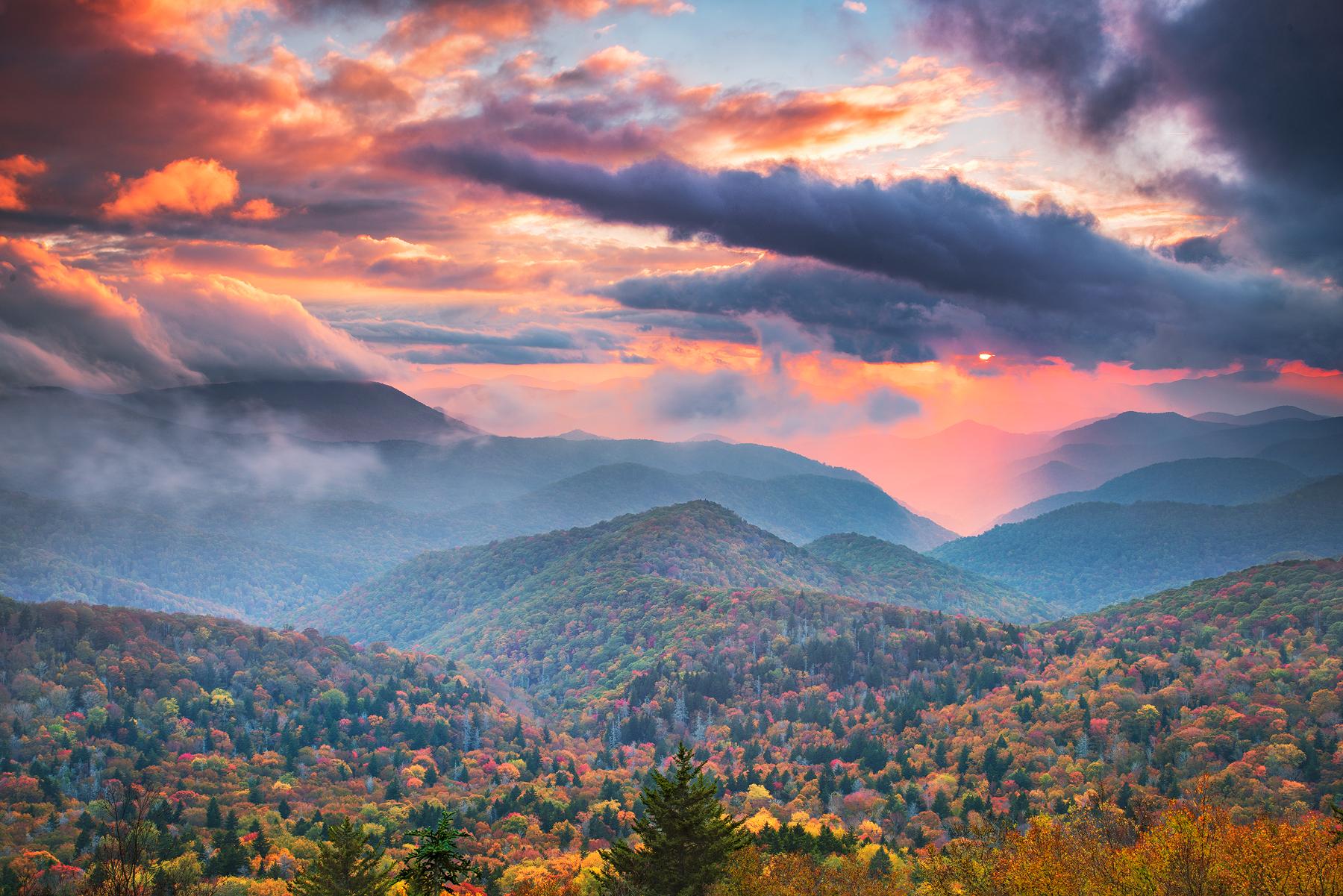 1800x1201 Fall colors during a sunset in Western NC, on the Blue Ridge Parkway. [OC][1800x1200]