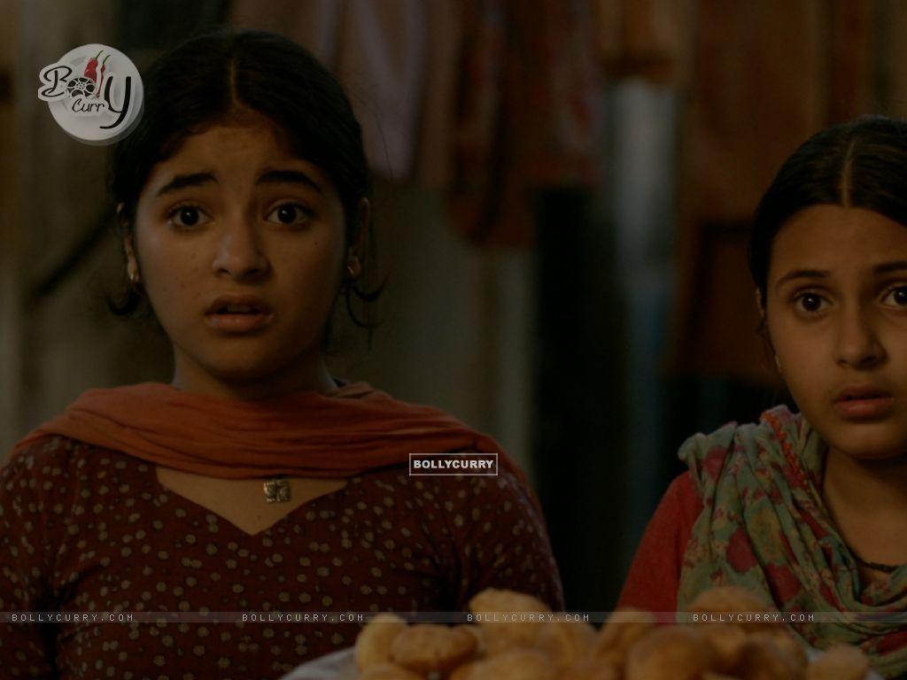 1024x768 Wallpaper of Zaira Wasim and Suhani Bhatnagar from Dangal