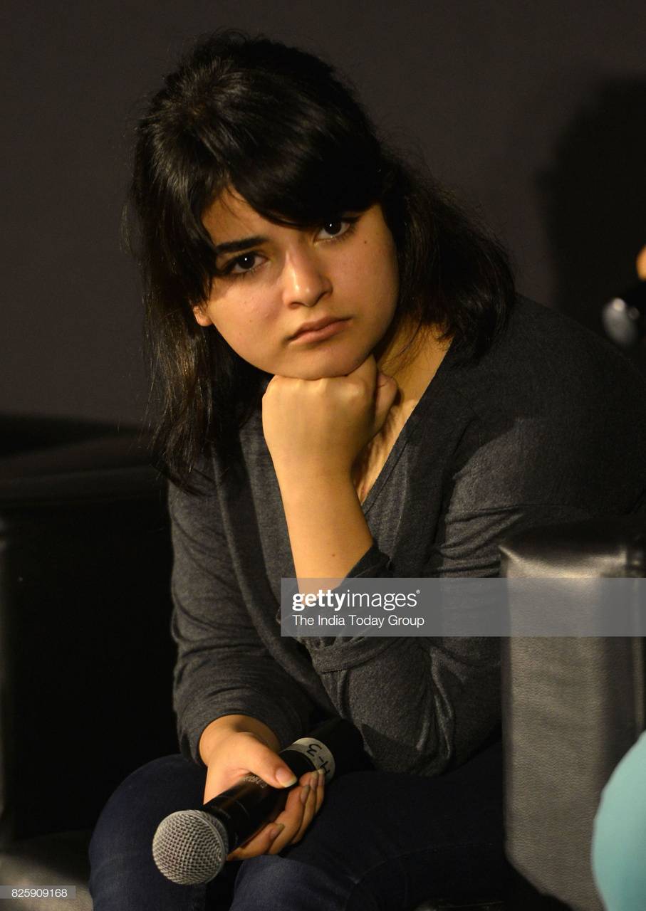 907x1280 Zaira wasim wallpaper