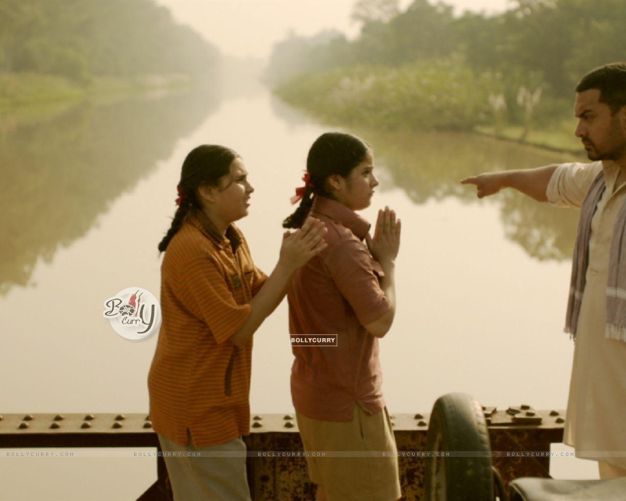 1280x1024 Wallpaper of Aamir Khan, Zaira Wasim and Suhani Bhatnagar