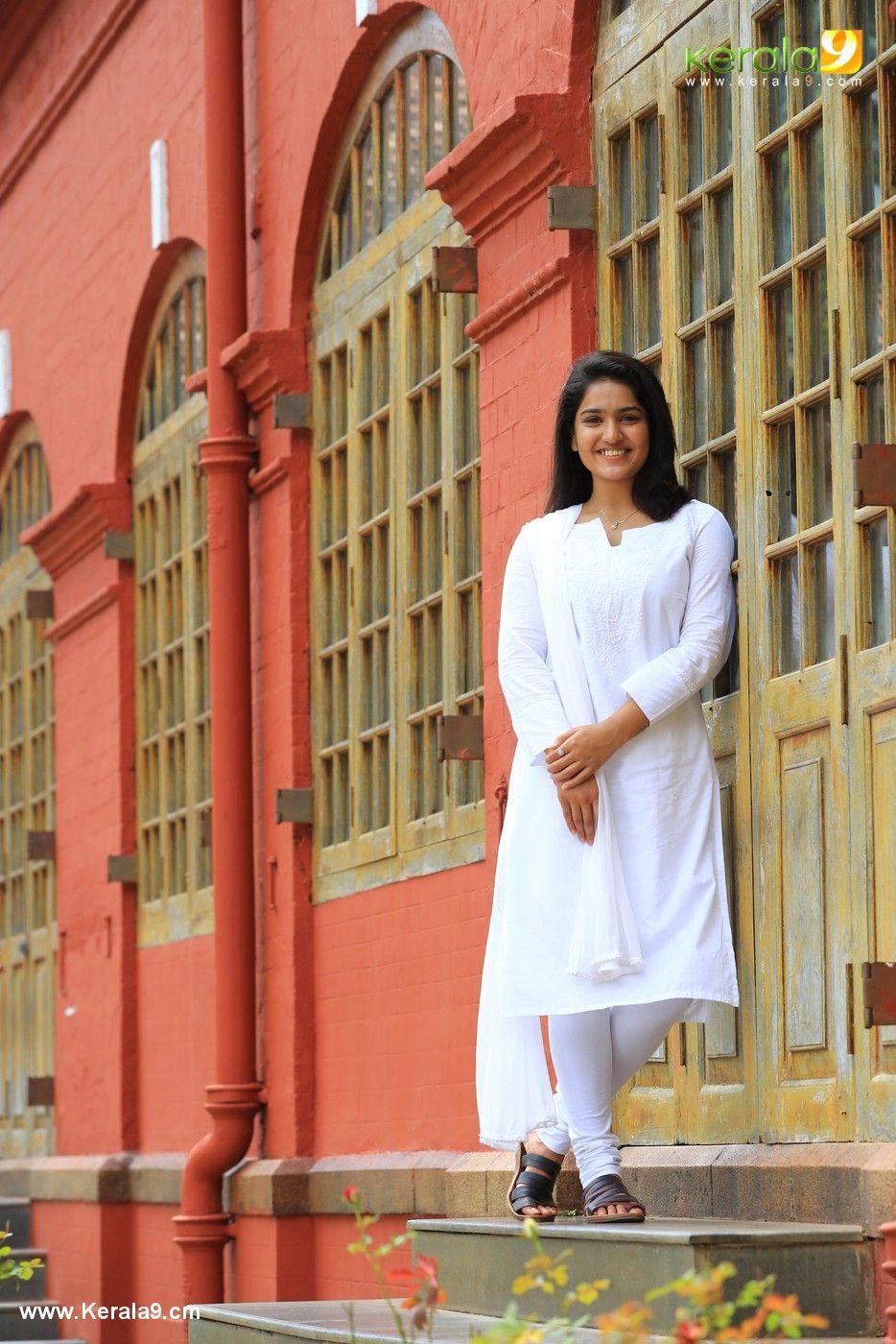 934x1400 saniya iyappan in lucifer movie photo -2