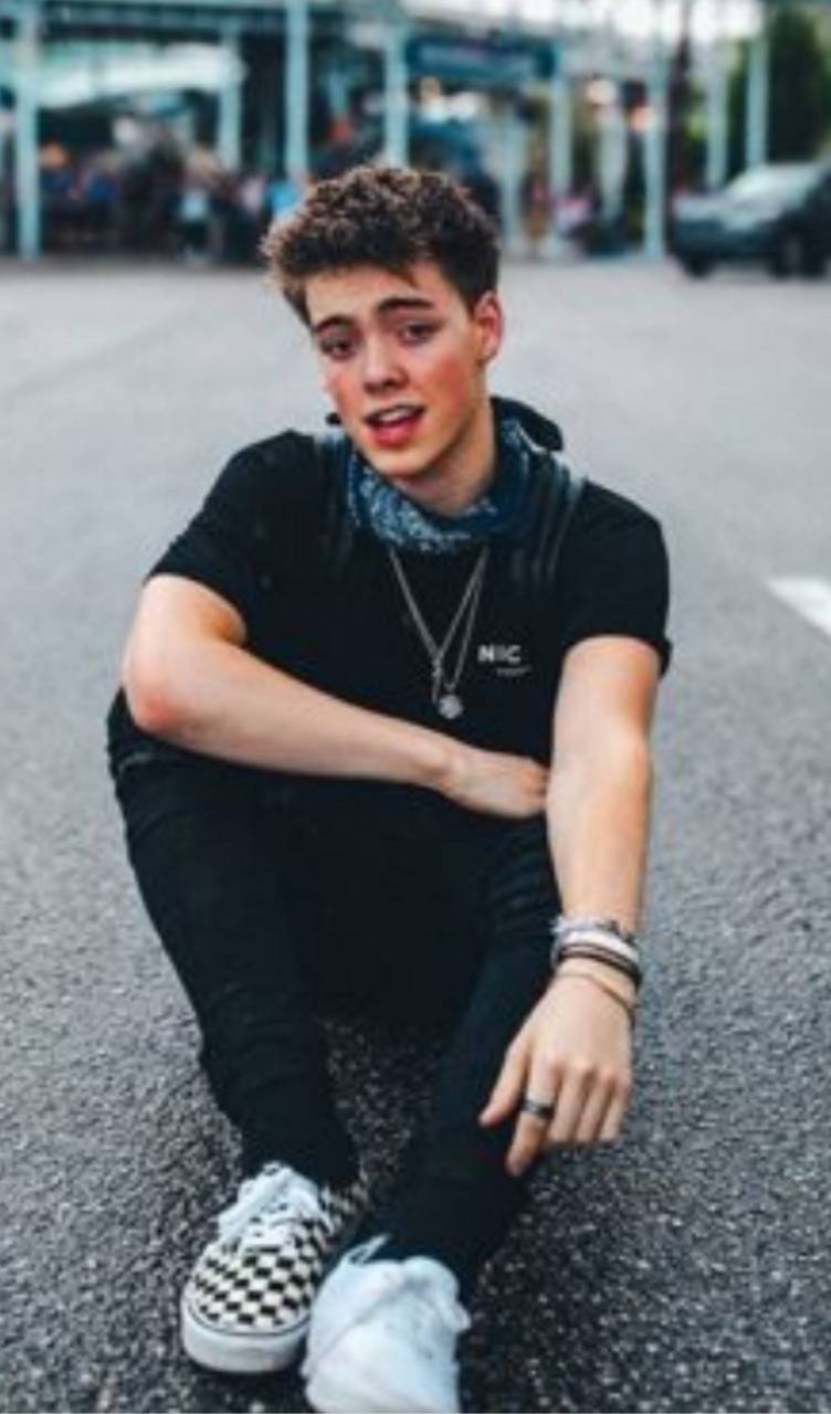 752x1280 Zach Herron wallpaper