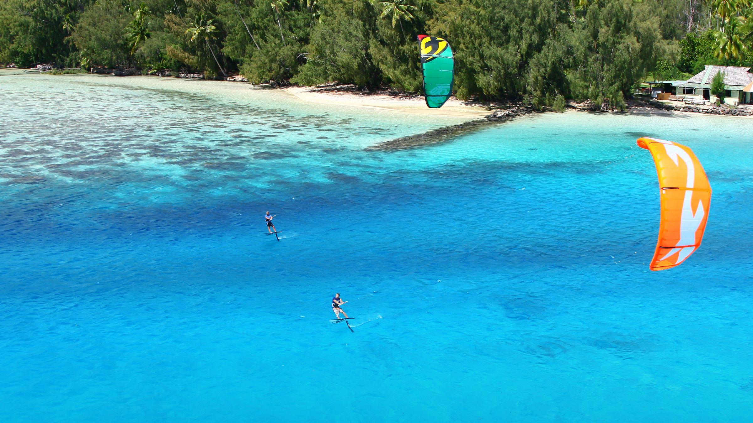 2400x1350 Kitesurfing Wallpaper