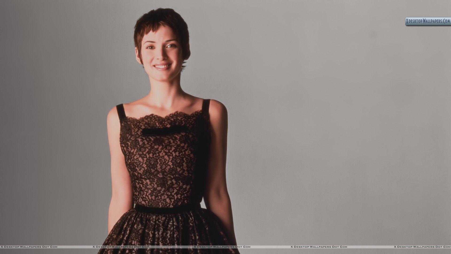 1920x1080 Winona Ryder Smiling Face In Brown Dress Wallpaper