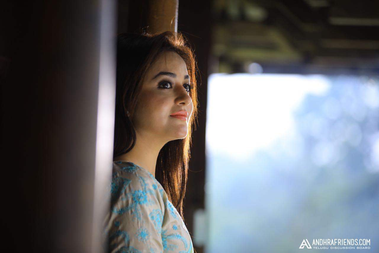 1280x853 Malayalam Actress Ragini Nandwani New Photo