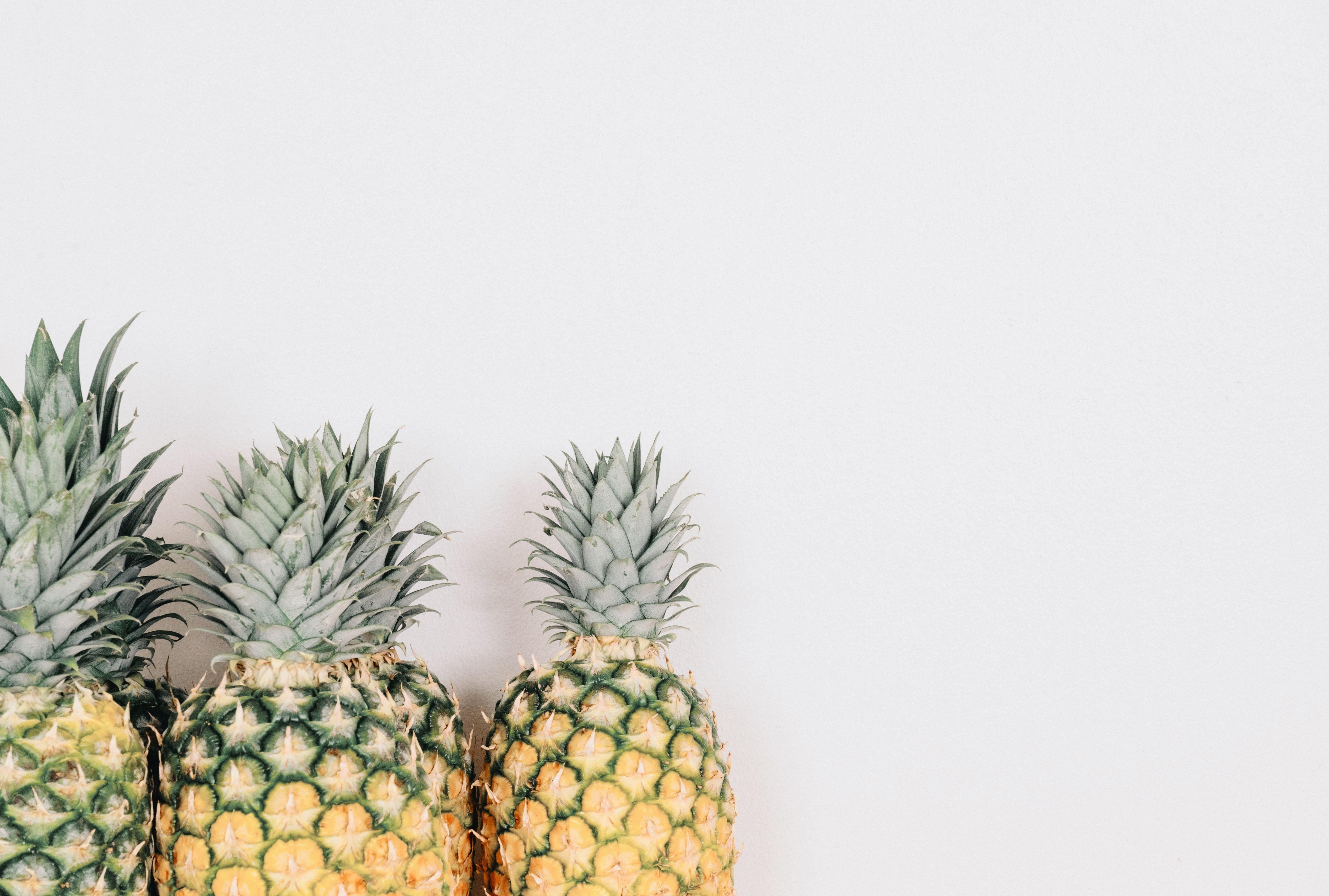 5562x3752 Three ripe pineapples HD wallpaper