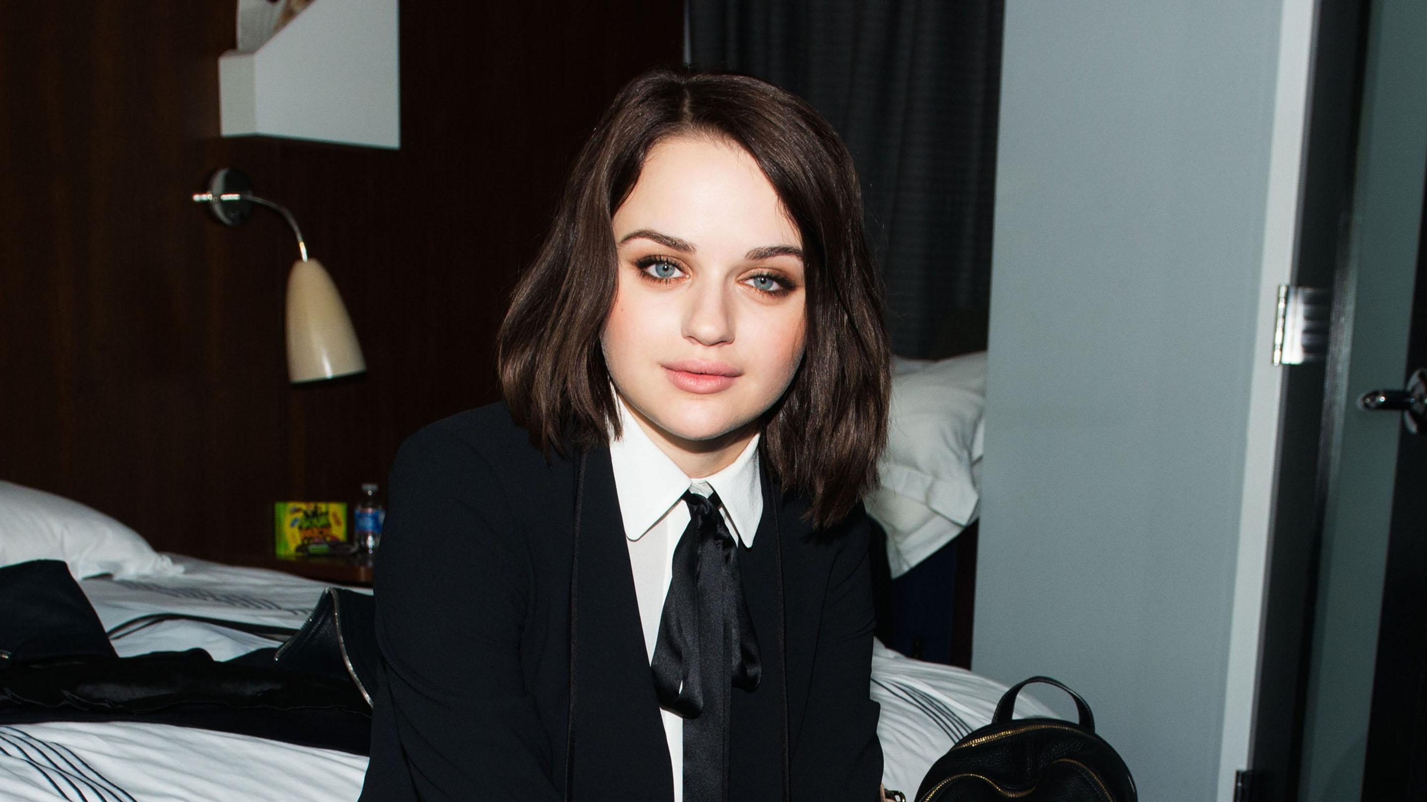 2880x1620 Joey King Black Wallpaper
