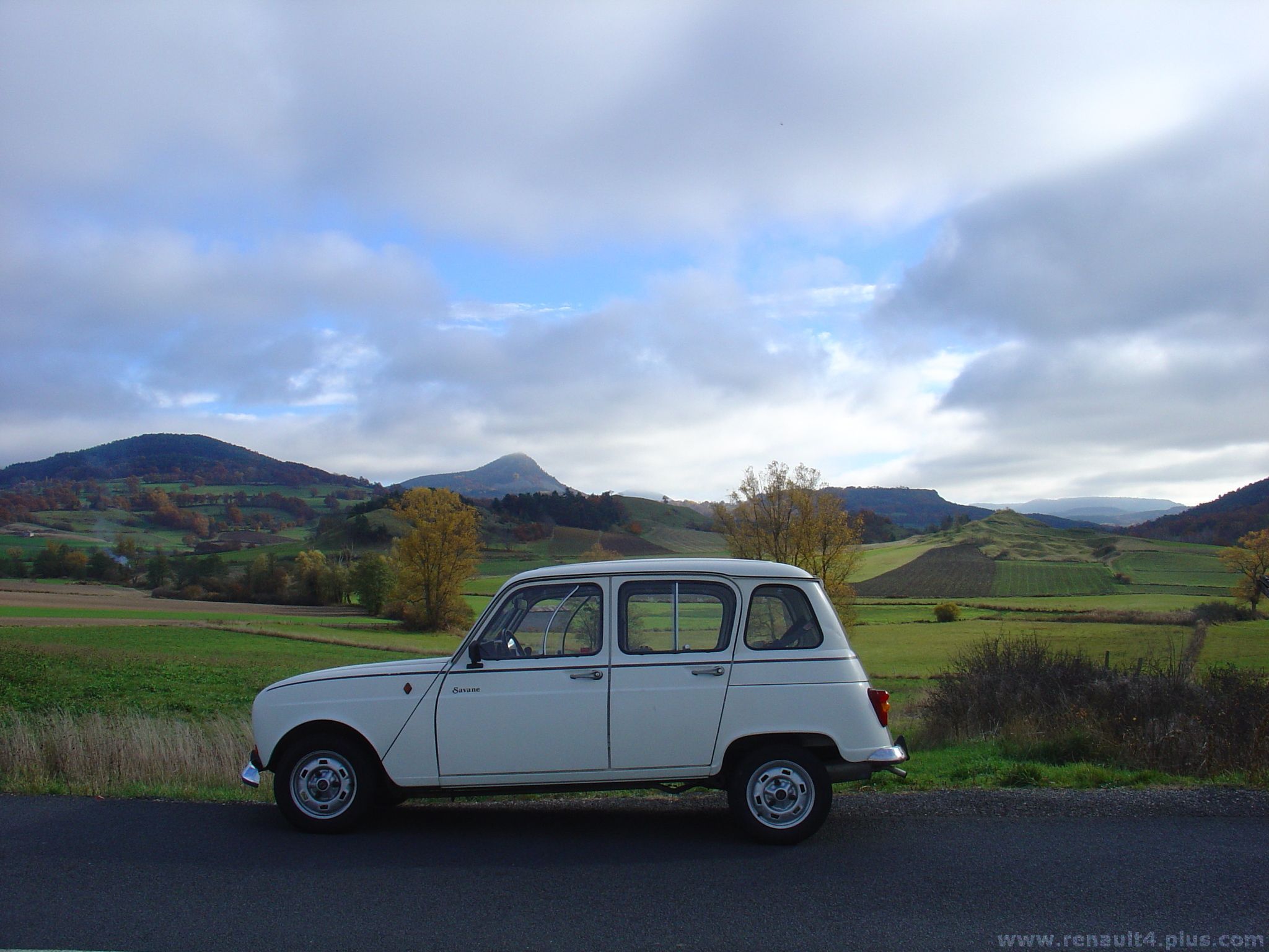 2048x1536 Renault 4 Play: Four Files