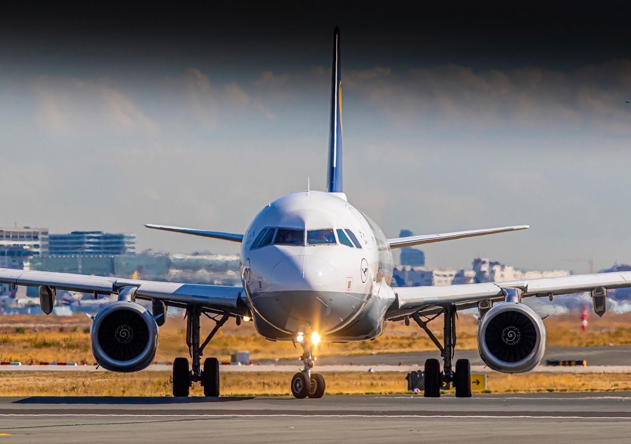 1280x900 Free Airplane Takeoff & Airplane Image
