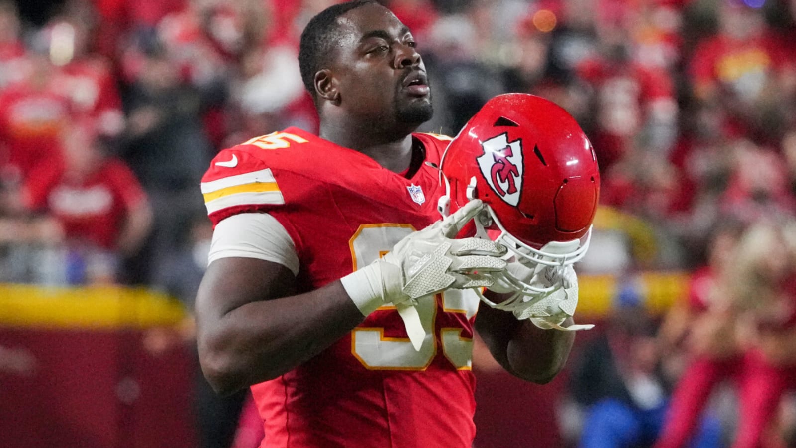 1600x900 Chris Jones Reacts to Getting 'Dunked on' by Travis Kelce in Practice