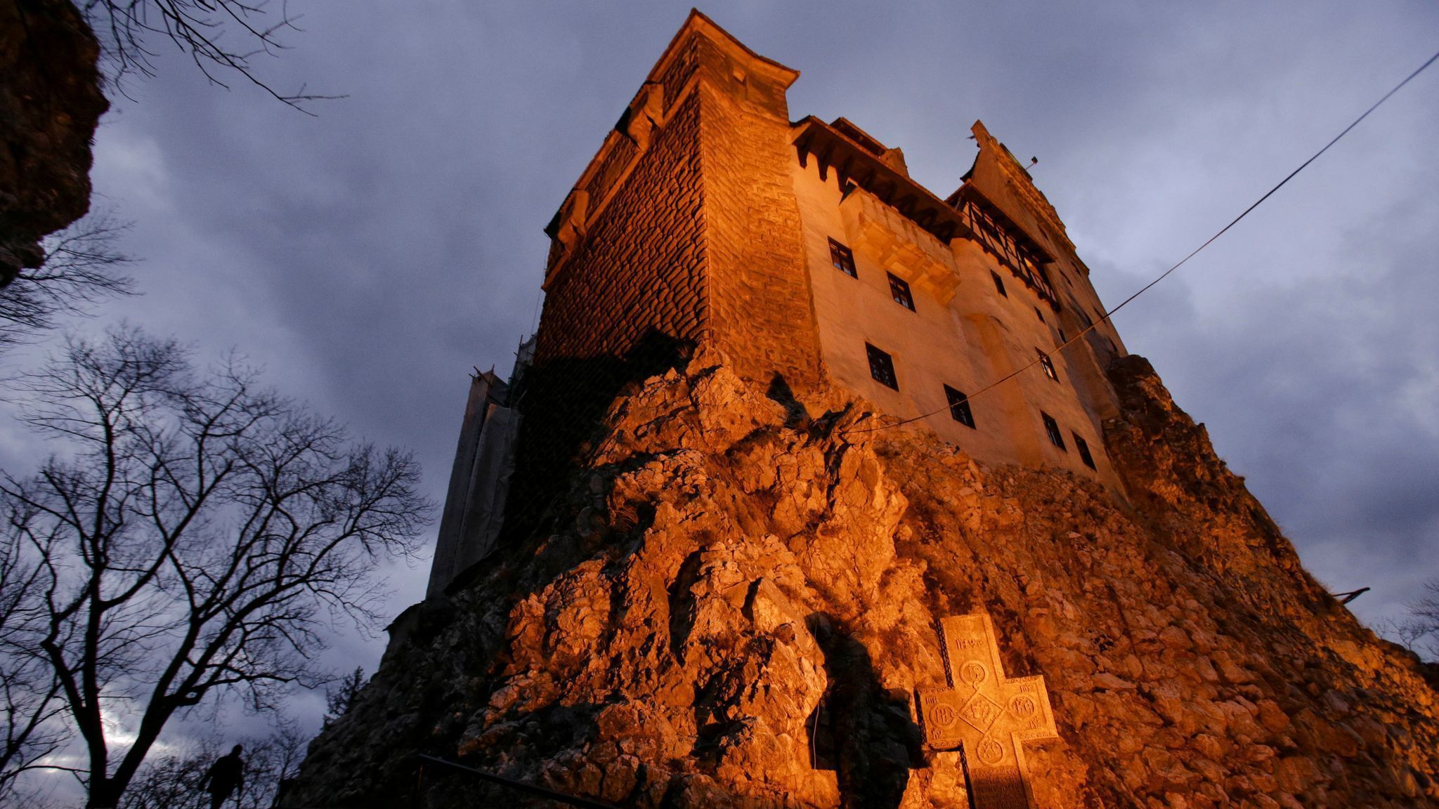 2048x1152 Dracula's castle' offers visitors COVID jab and free visit to torture exhibition