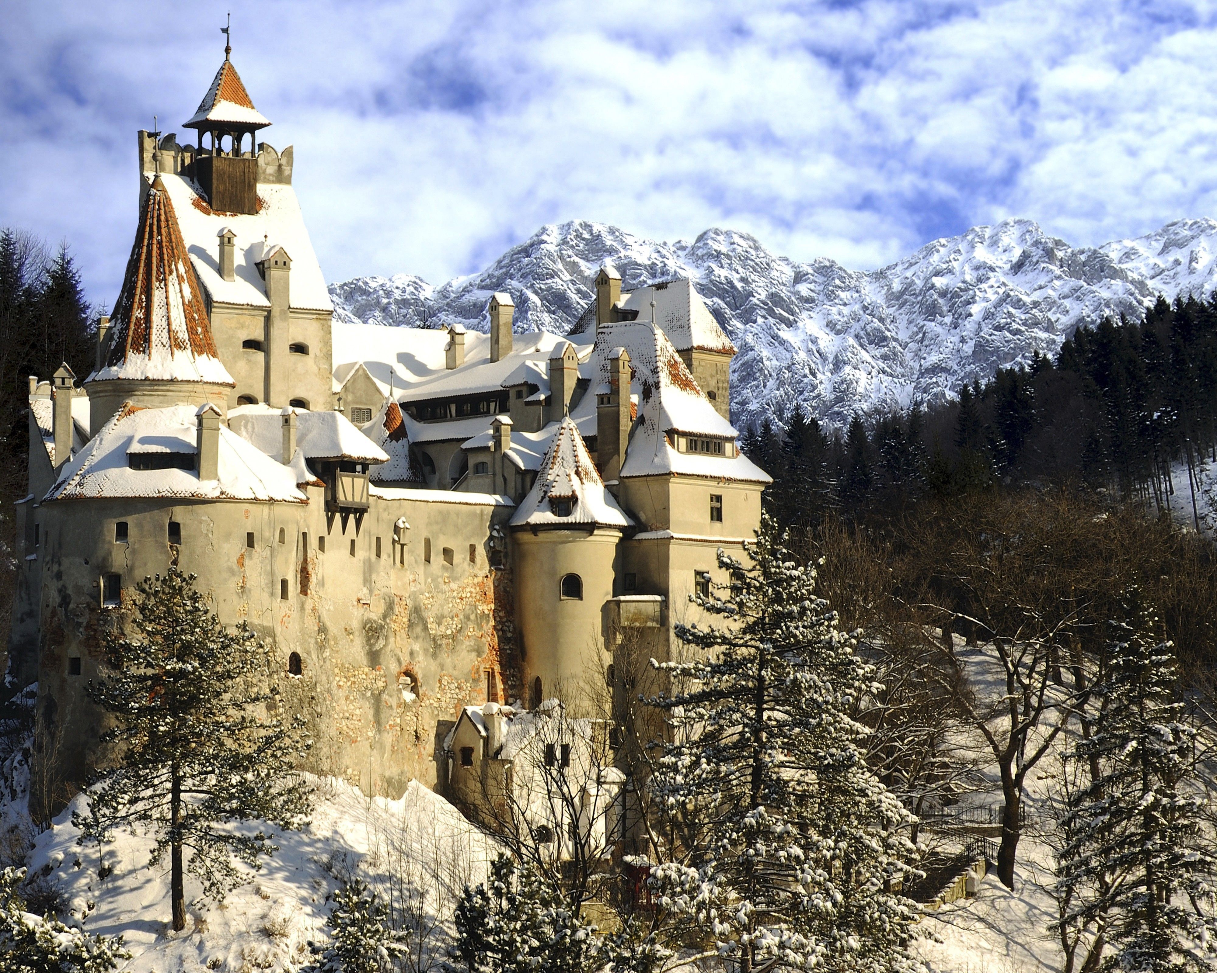 4000x3200 Bran Castle Majesty: 4K Ultra HD Man Made Fortress In Snowy Mountains